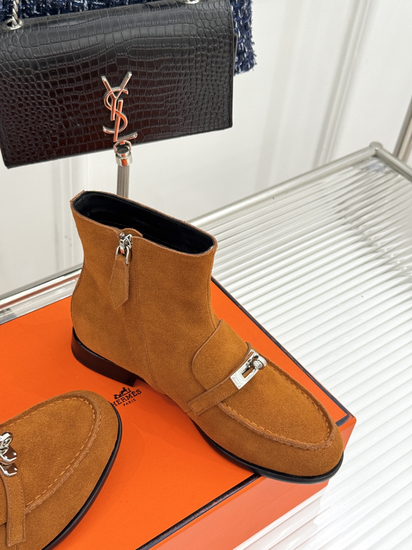 Hermès/爱马仕25WF秋冬新品
Kelly扣复古平底短靴
它传承爱马仕百年匠心工艺
每一处细节都