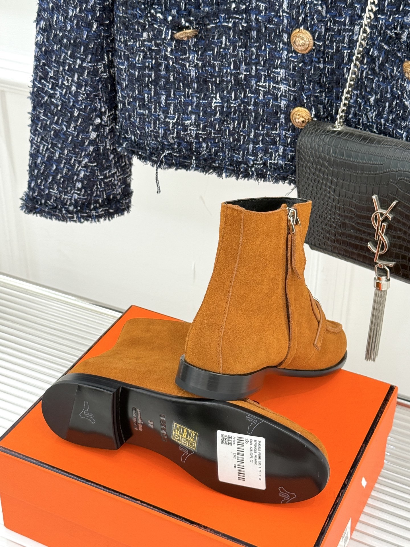 Hermès/爱马仕25WF秋冬新品
Kelly扣复古平底短靴
它传承爱马仕百年匠心工艺
每一处细节都