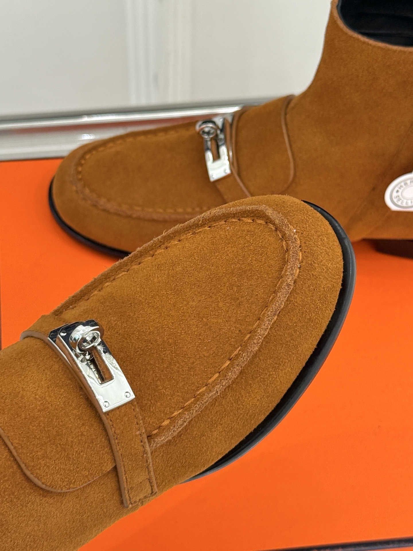Hermès/爱马仕25WF秋冬新品
Kelly扣复古平底短靴
它传承爱马仕百年匠心工艺
每一处细节都