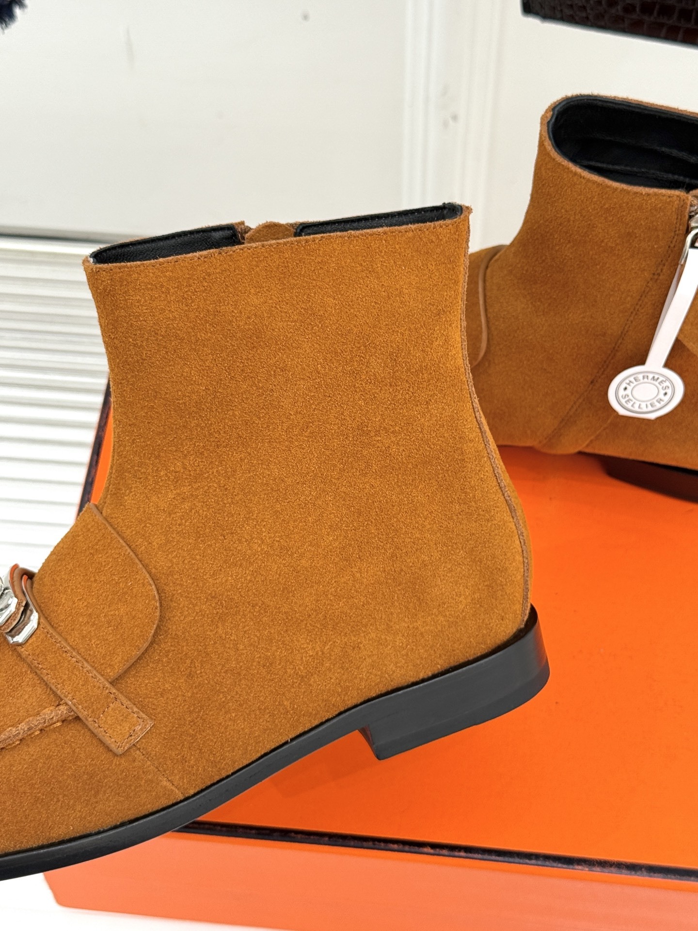 Hermès/爱马仕25WF秋冬新品
Kelly扣复古平底短靴
它传承爱马仕百年匠心工艺
每一处细节都