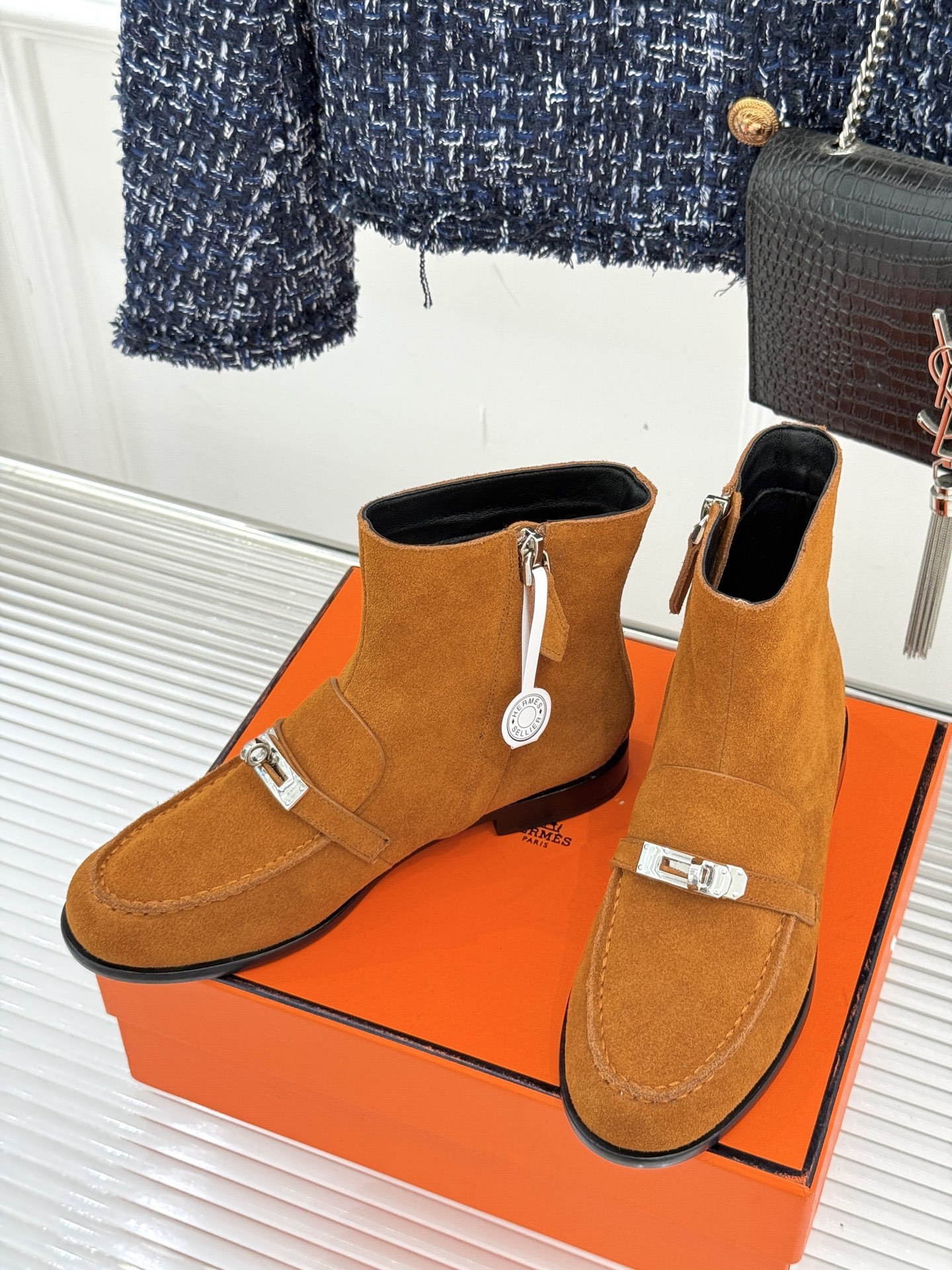 Hermès/爱马仕25WF秋冬新品
Kelly扣复古平底短靴
它传承爱马仕百年匠心工艺
每一处细节都