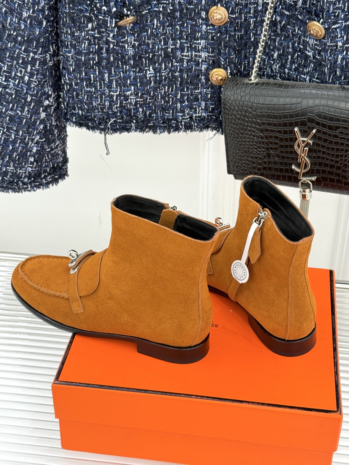 Hermès/爱马仕25WF秋冬新品
Kelly扣复古平底短靴
它传承爱马仕百年匠心工艺
每一处细节都