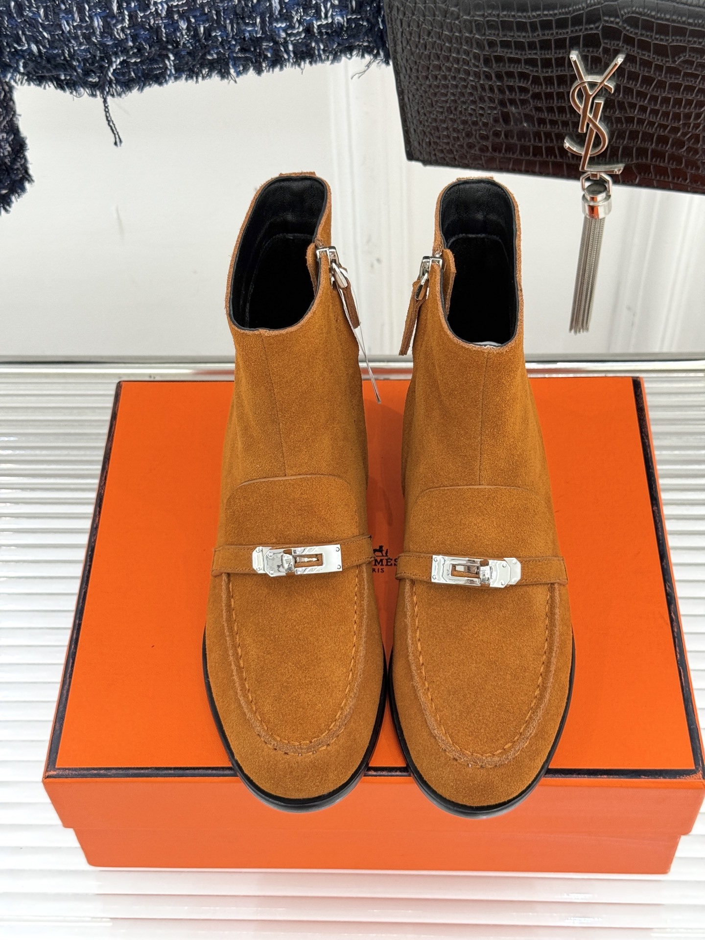 Hermès/爱马仕25WF秋冬新品
Kelly扣复古平底短靴
它传承爱马仕百年匠心工艺
每一处细节都