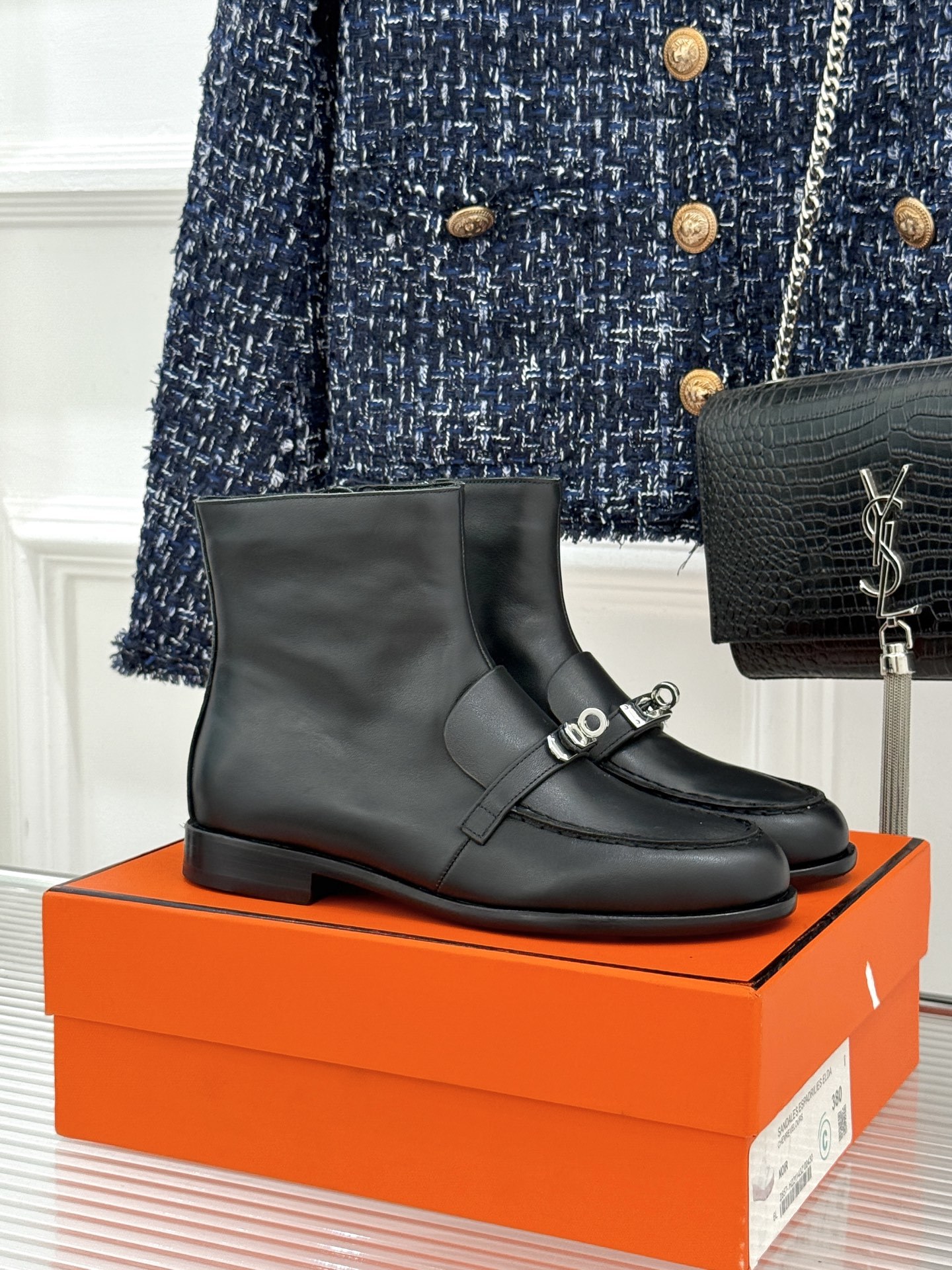 Hermès/爱马仕25WF秋冬新品
Kelly扣复古平底短靴
它传承爱马仕百年匠心工艺
每一处细节都