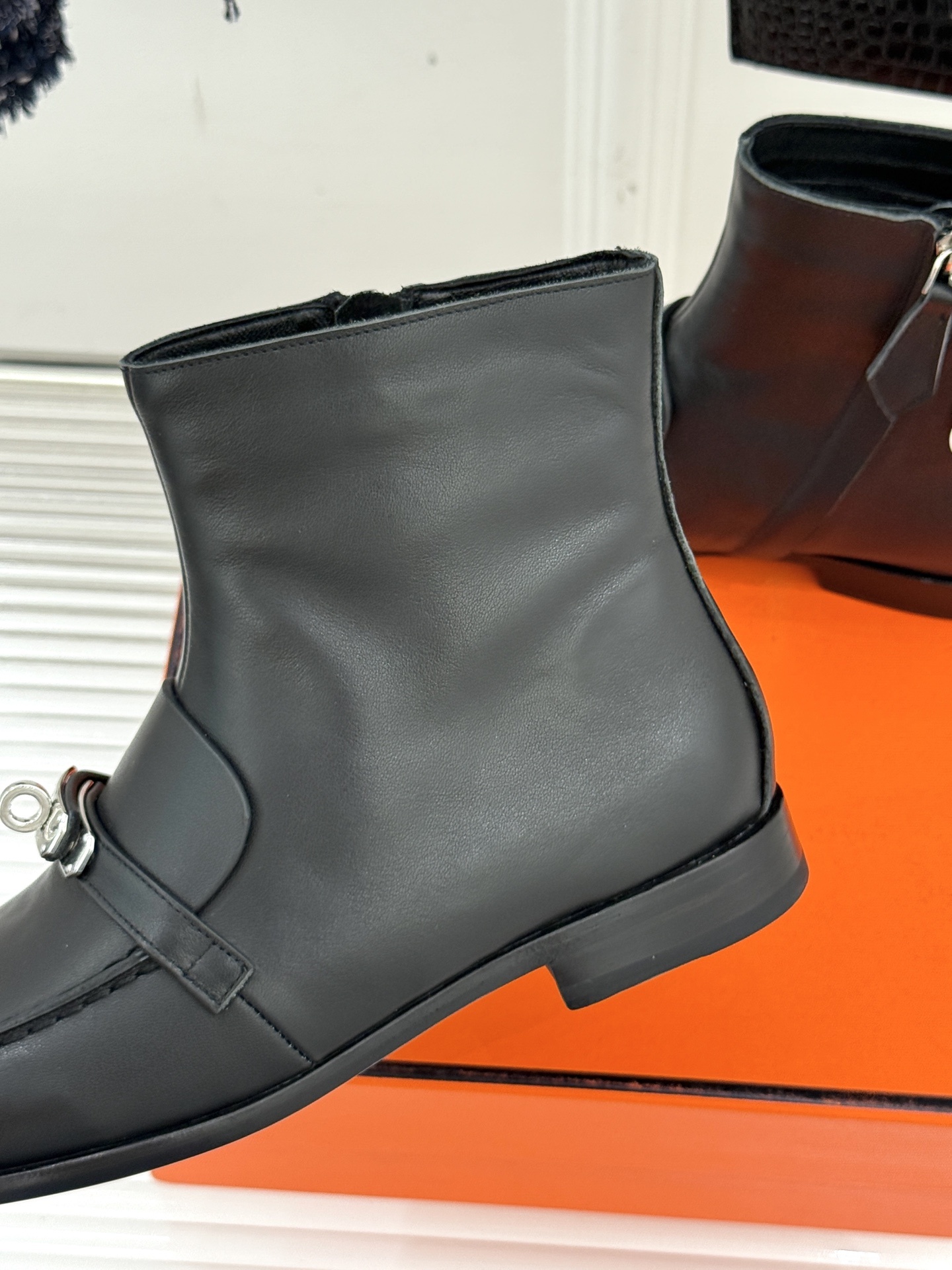 Hermès/爱马仕25WF秋冬新品
Kelly扣复古平底短靴
它传承爱马仕百年匠心工艺
每一处细节都