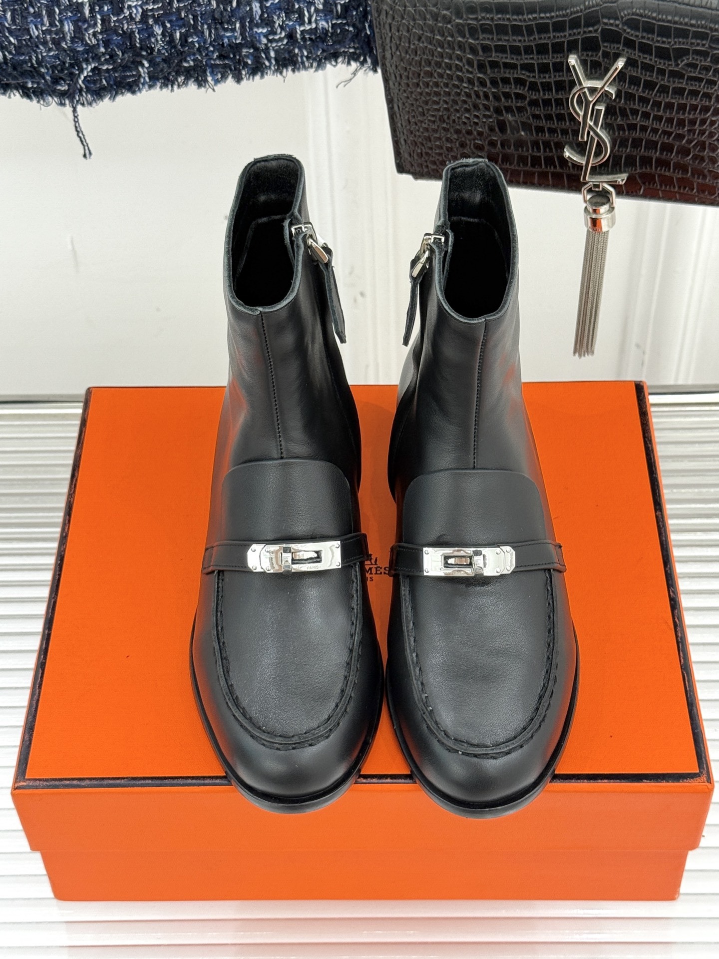 Hermès/爱马仕25WF秋冬新品
Kelly扣复古平底短靴
它传承爱马仕百年匠心工艺
每一处细节都