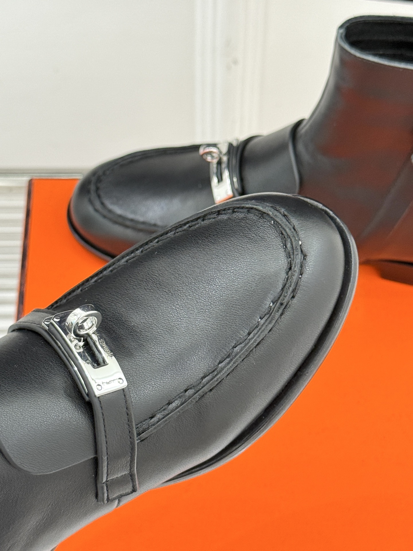 Hermès/爱马仕25WF秋冬新品
Kelly扣复古平底短靴
它传承爱马仕百年匠心工艺
每一处细节都