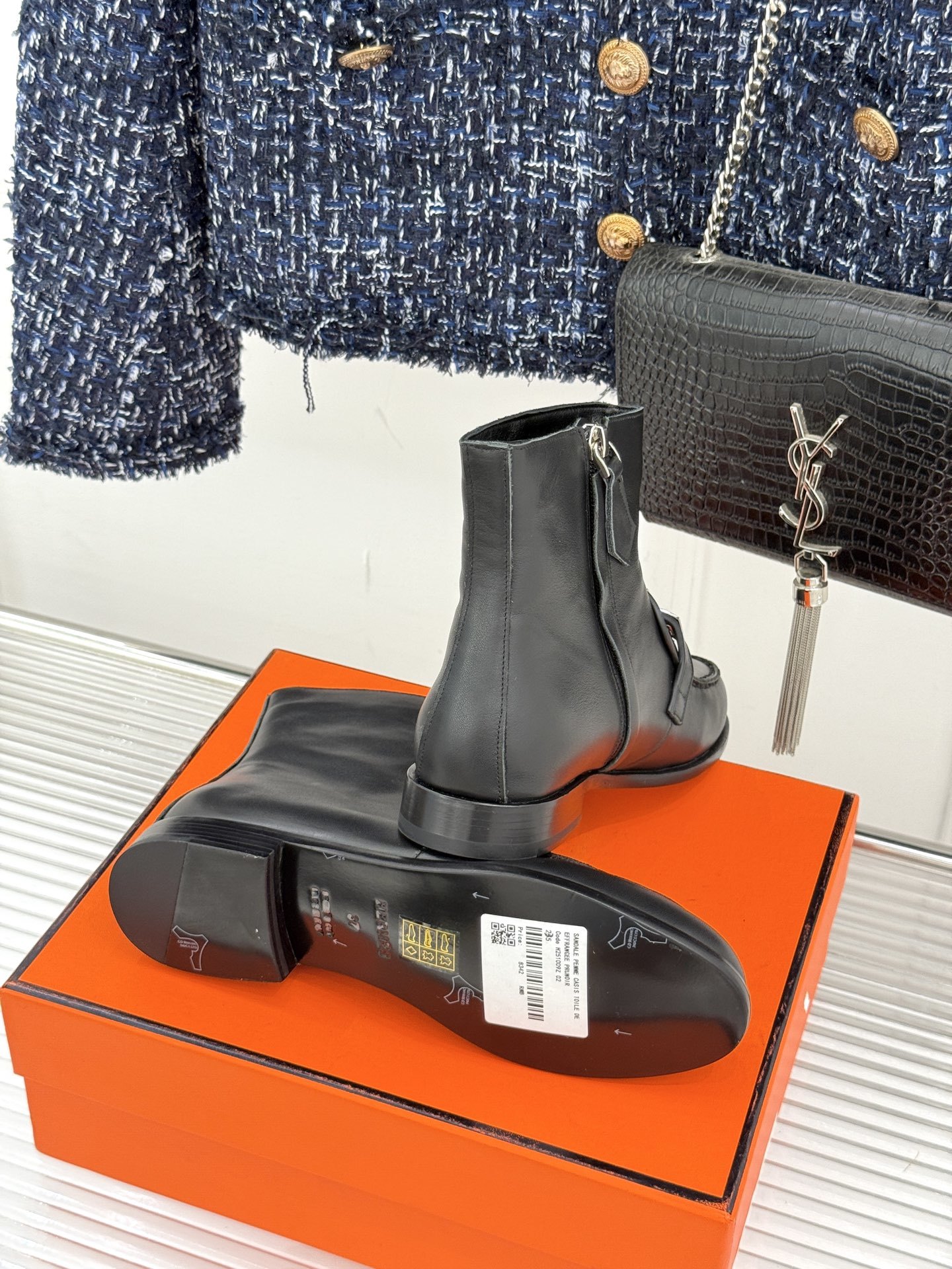 Hermès/爱马仕25WF秋冬新品
Kelly扣复古平底短靴
它传承爱马仕百年匠心工艺
每一处细节都