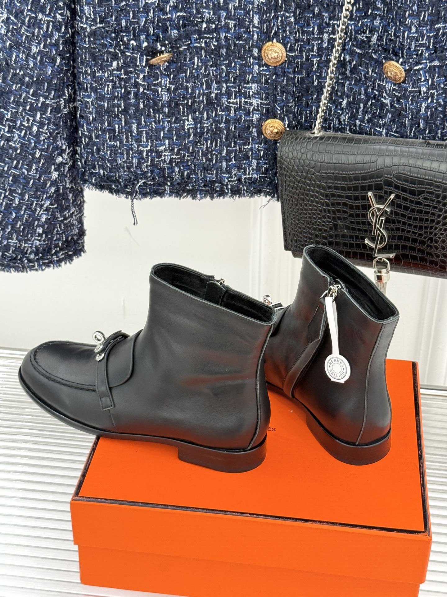 Hermès/爱马仕25WF秋冬新品
Kelly扣复古平底短靴
它传承爱马仕百年匠心工艺
每一处细节都