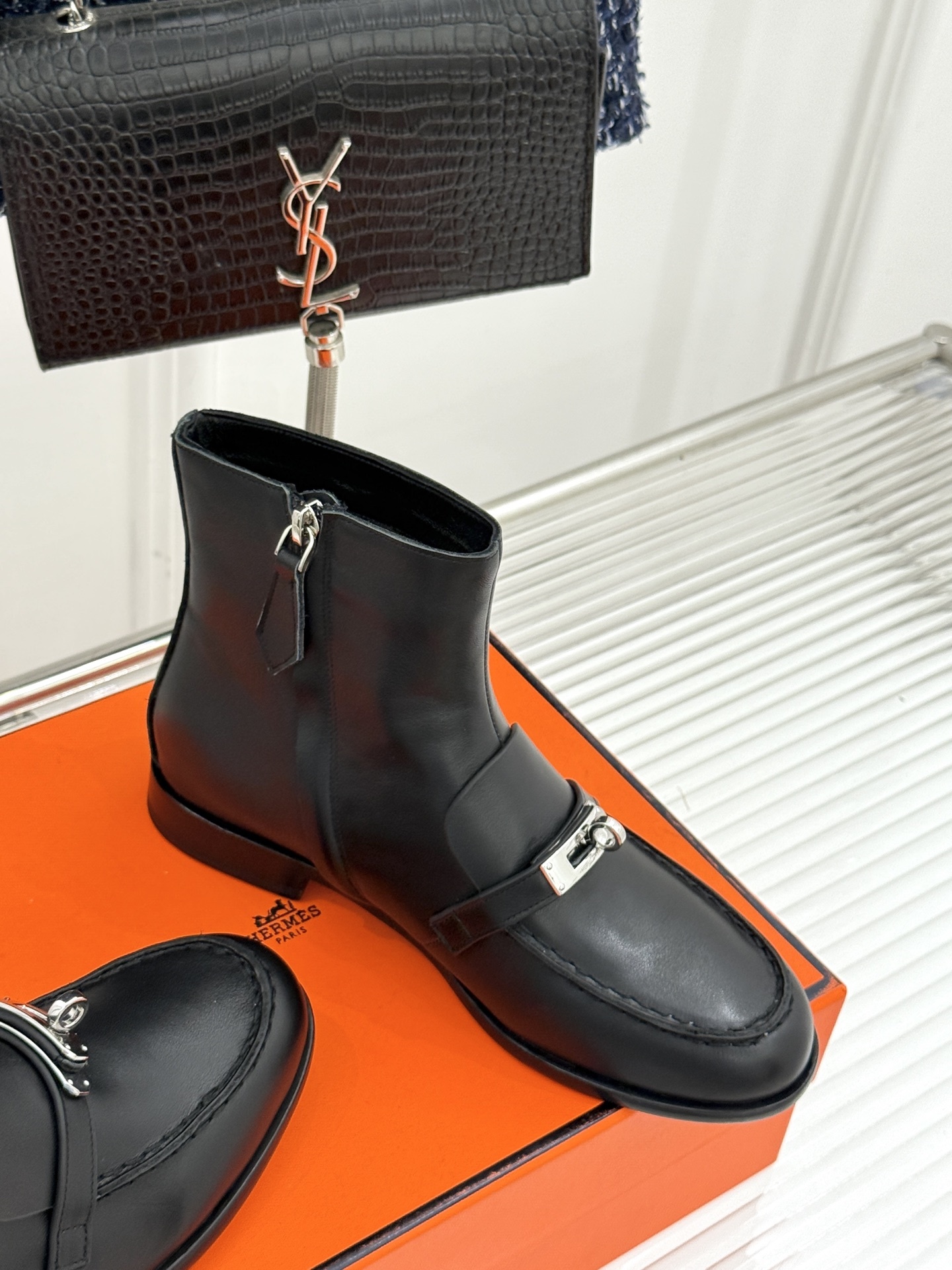 Hermès/爱马仕25WF秋冬新品
Kelly扣复古平底短靴
它传承爱马仕百年匠心工艺
每一处细节都