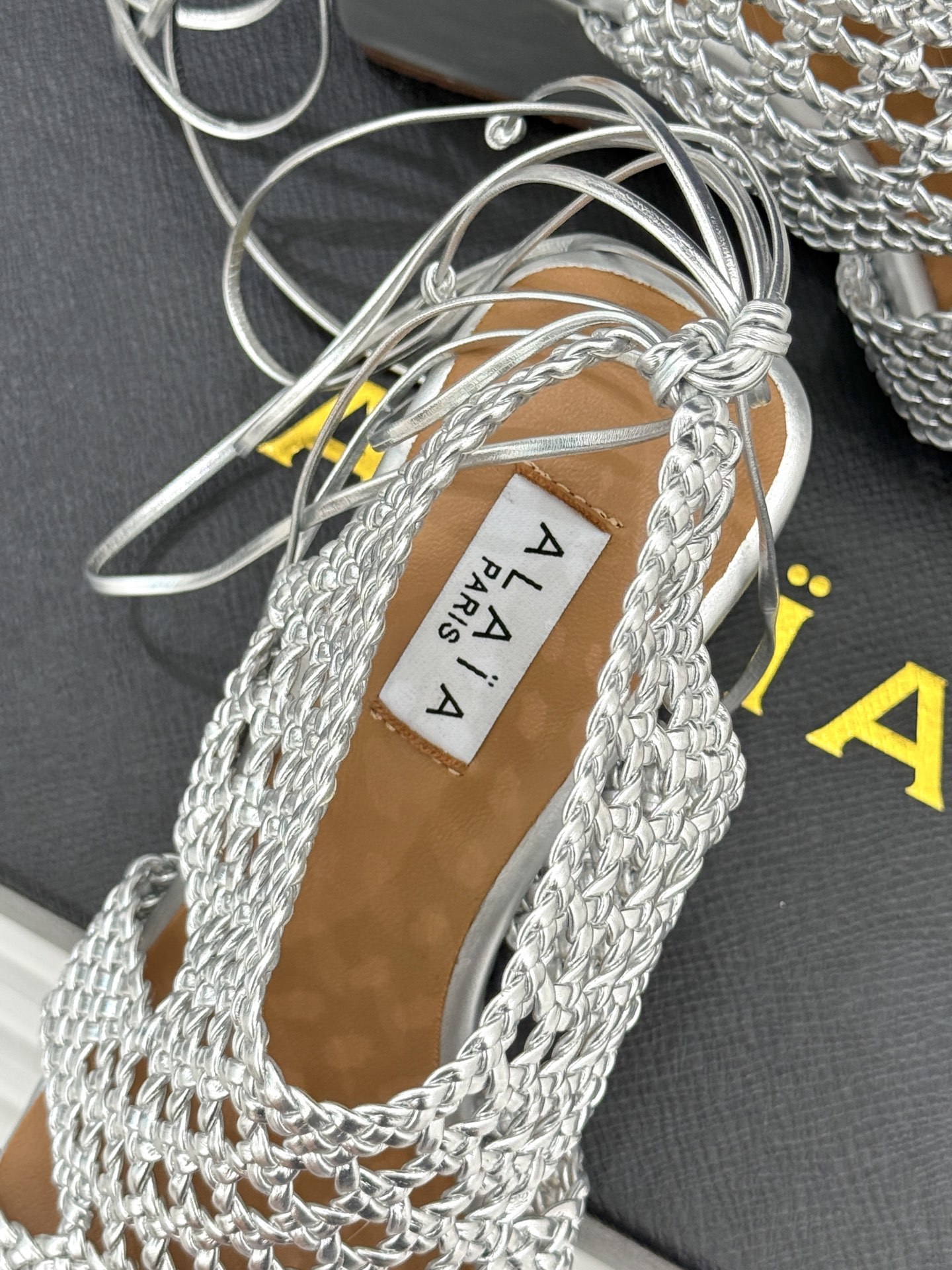 ALAIA|阿莱亚25WF镂空编织坡跟凉鞋
夏日的慵懒与优雅在它身上完美交融。
鞋面是品牌标志性的编织