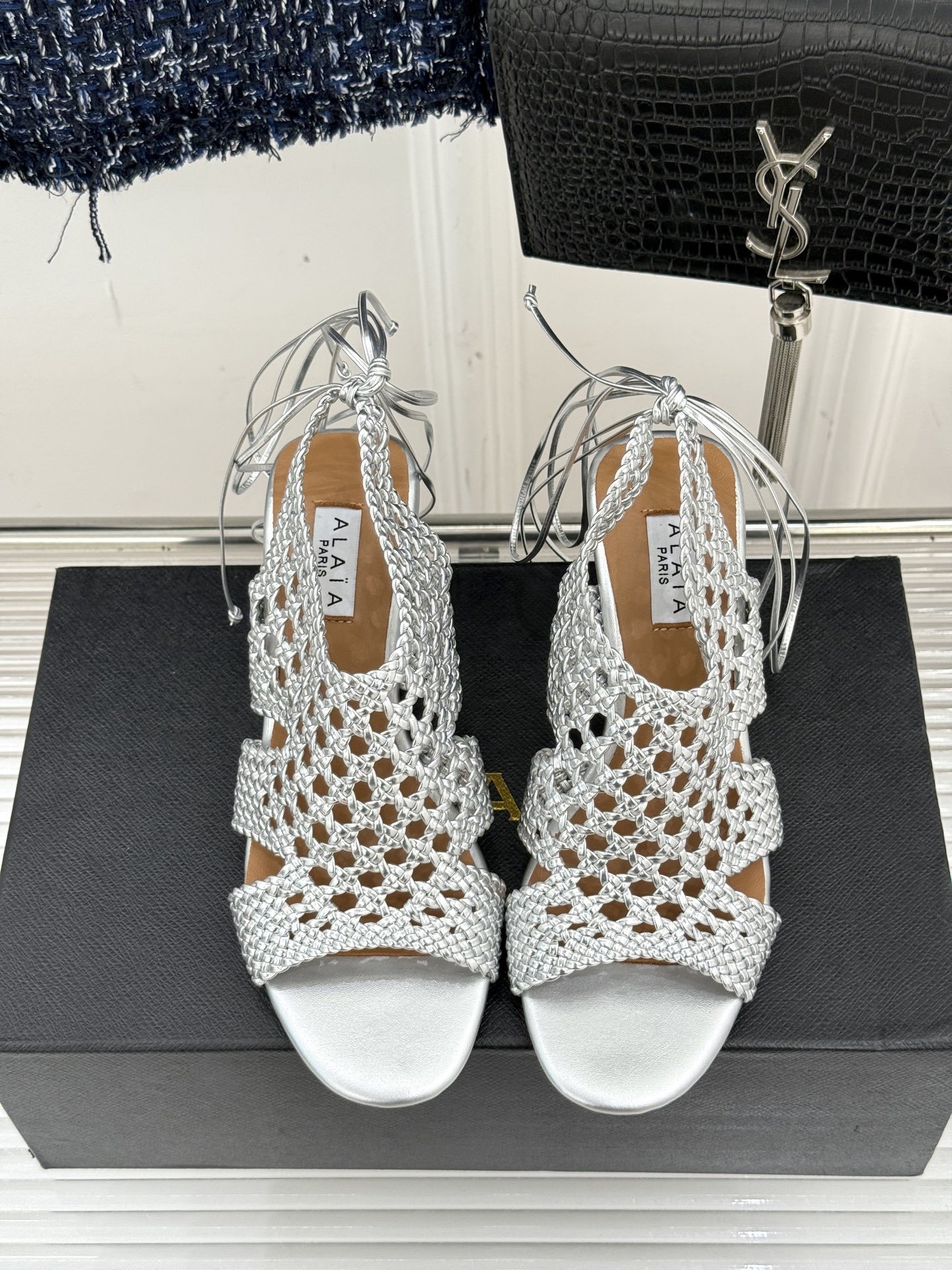 ALAIA|阿莱亚25WF镂空编织坡跟凉鞋
夏日的慵懒与优雅在它身上完美交融。
鞋面是品牌标志性的编织