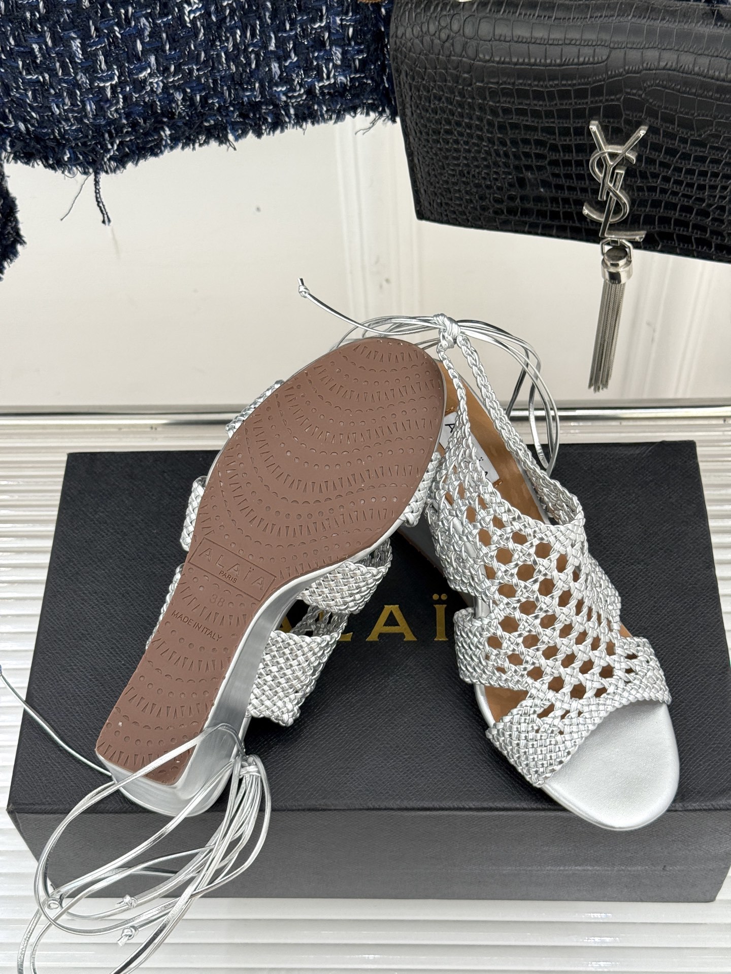 ALAIA|阿莱亚25WF镂空编织坡跟凉鞋
夏日的慵懒与优雅在它身上完美交融。
鞋面是品牌标志性的编织