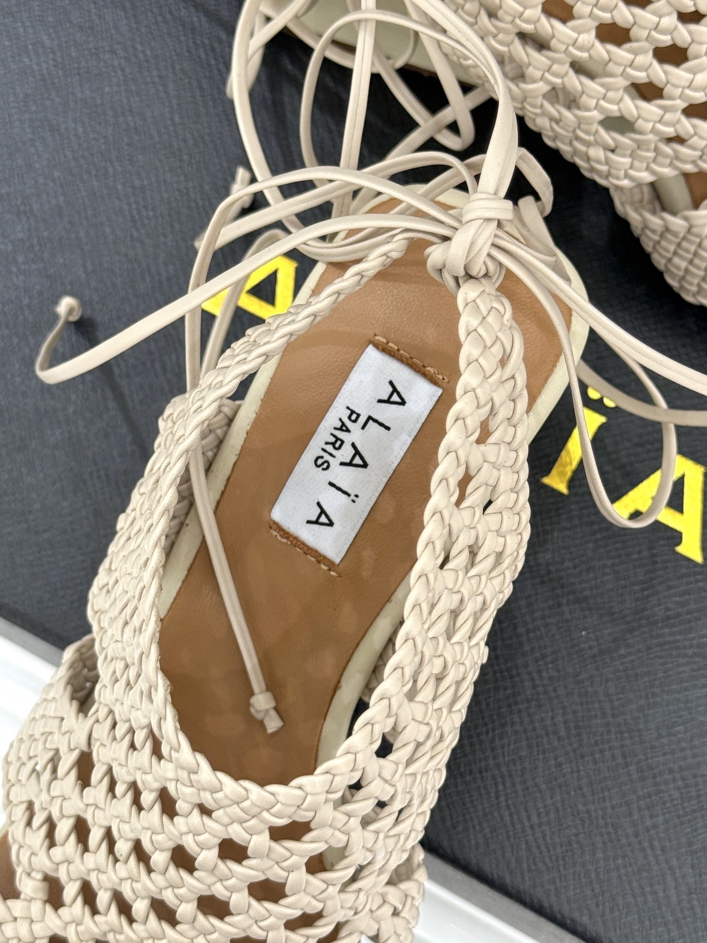 ALAIA|阿莱亚25WF镂空编织坡跟凉鞋
夏日的慵懒与优雅在它身上完美交融。
鞋面是品牌标志性的编织