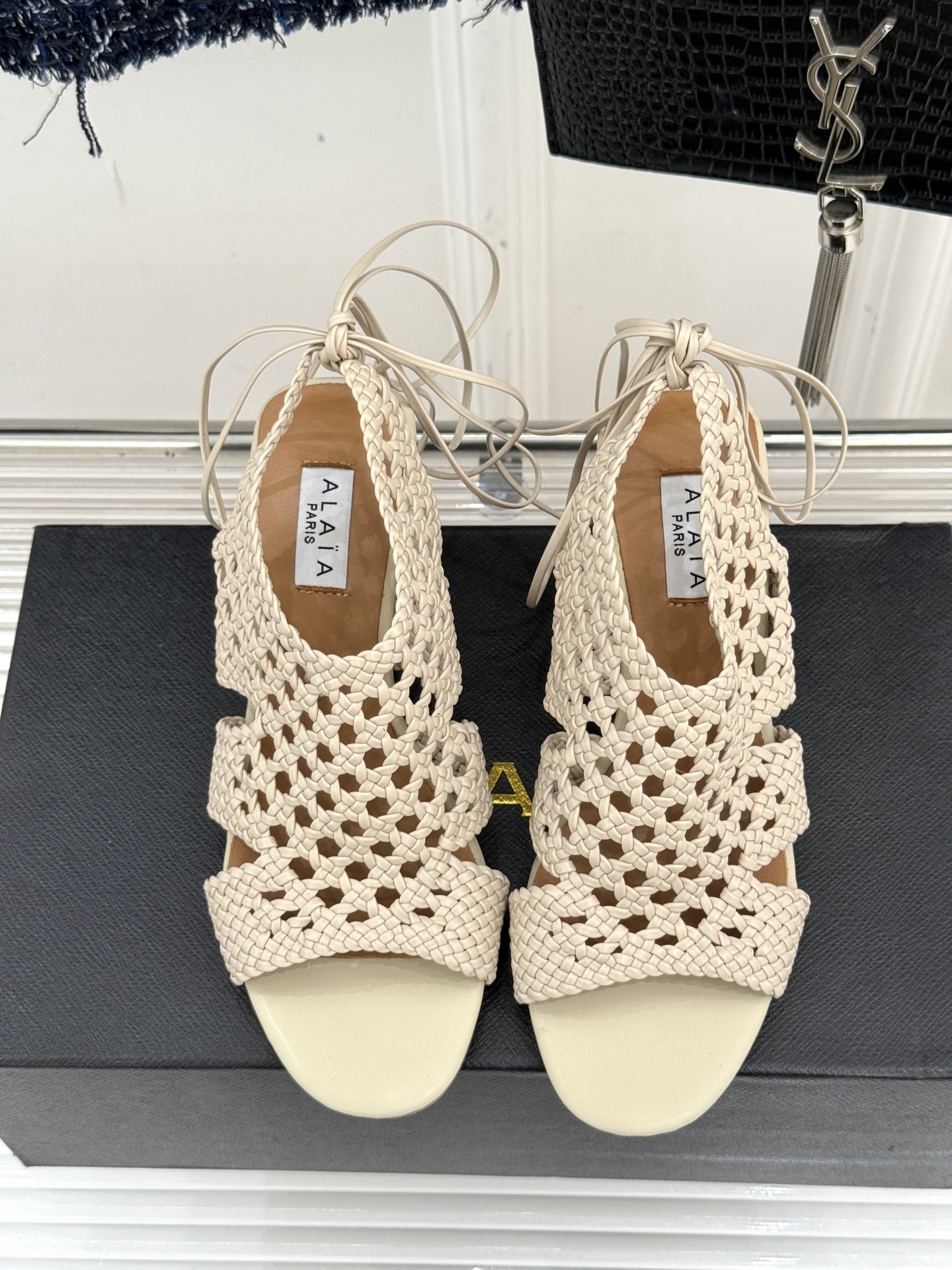 ALAIA|阿莱亚25WF镂空编织坡跟凉鞋
夏日的慵懒与优雅在它身上完美交融。
鞋面是品牌标志性的编织