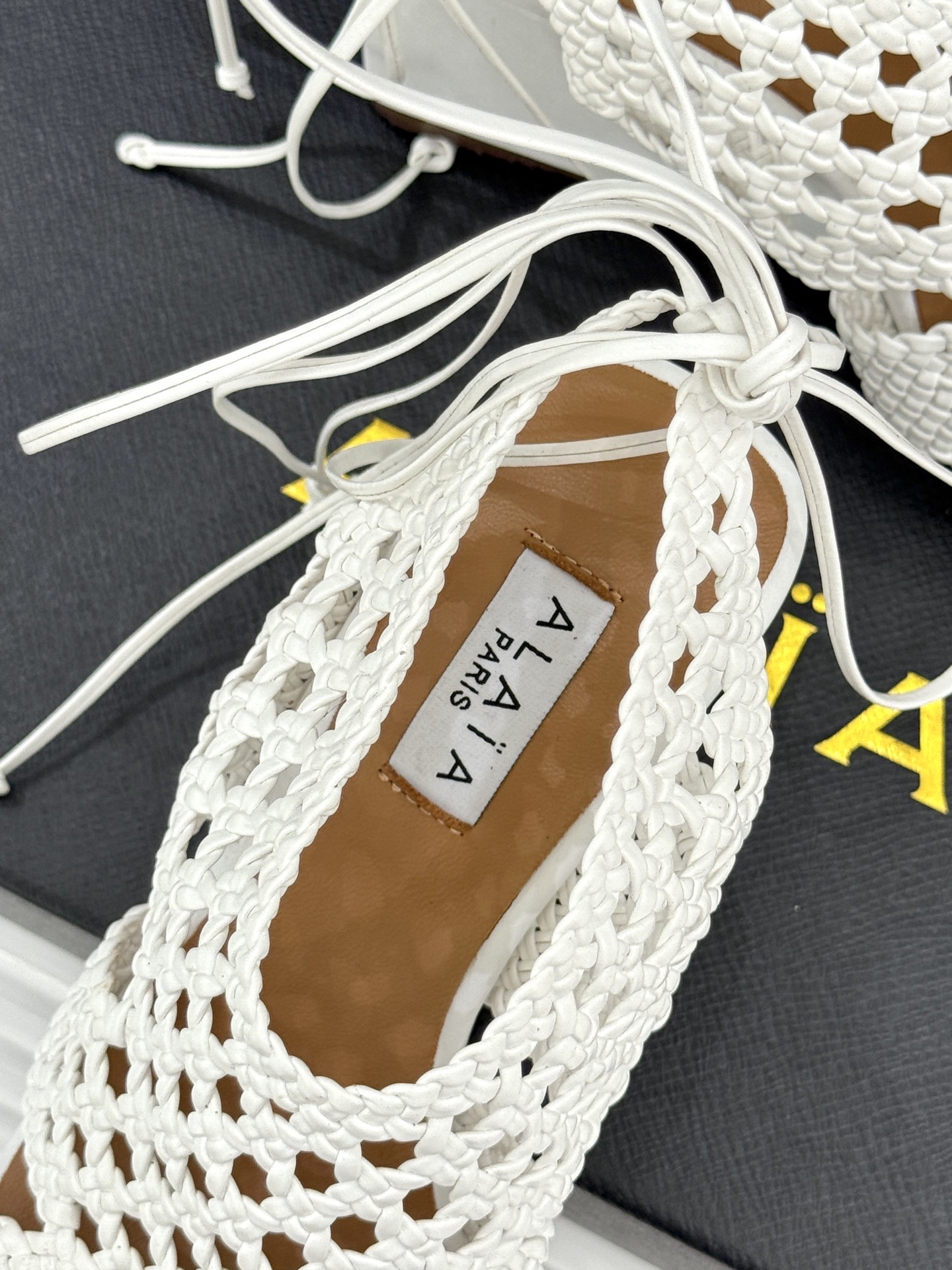 ALAIA|阿莱亚25WF镂空编织坡跟凉鞋
夏日的慵懒与优雅在它身上完美交融。
鞋面是品牌标志性的编织