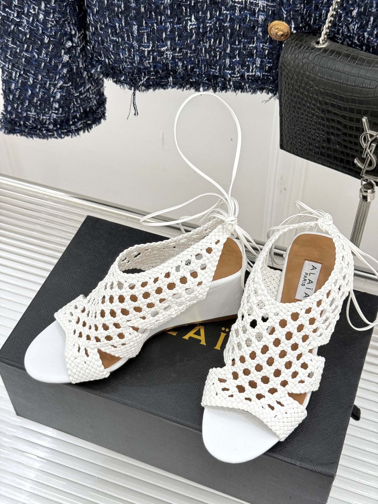ALAIA|阿莱亚25WF镂空编织坡跟凉鞋
夏日的慵懒与优雅在它身上完美交融。
鞋面是品牌标志性的编织