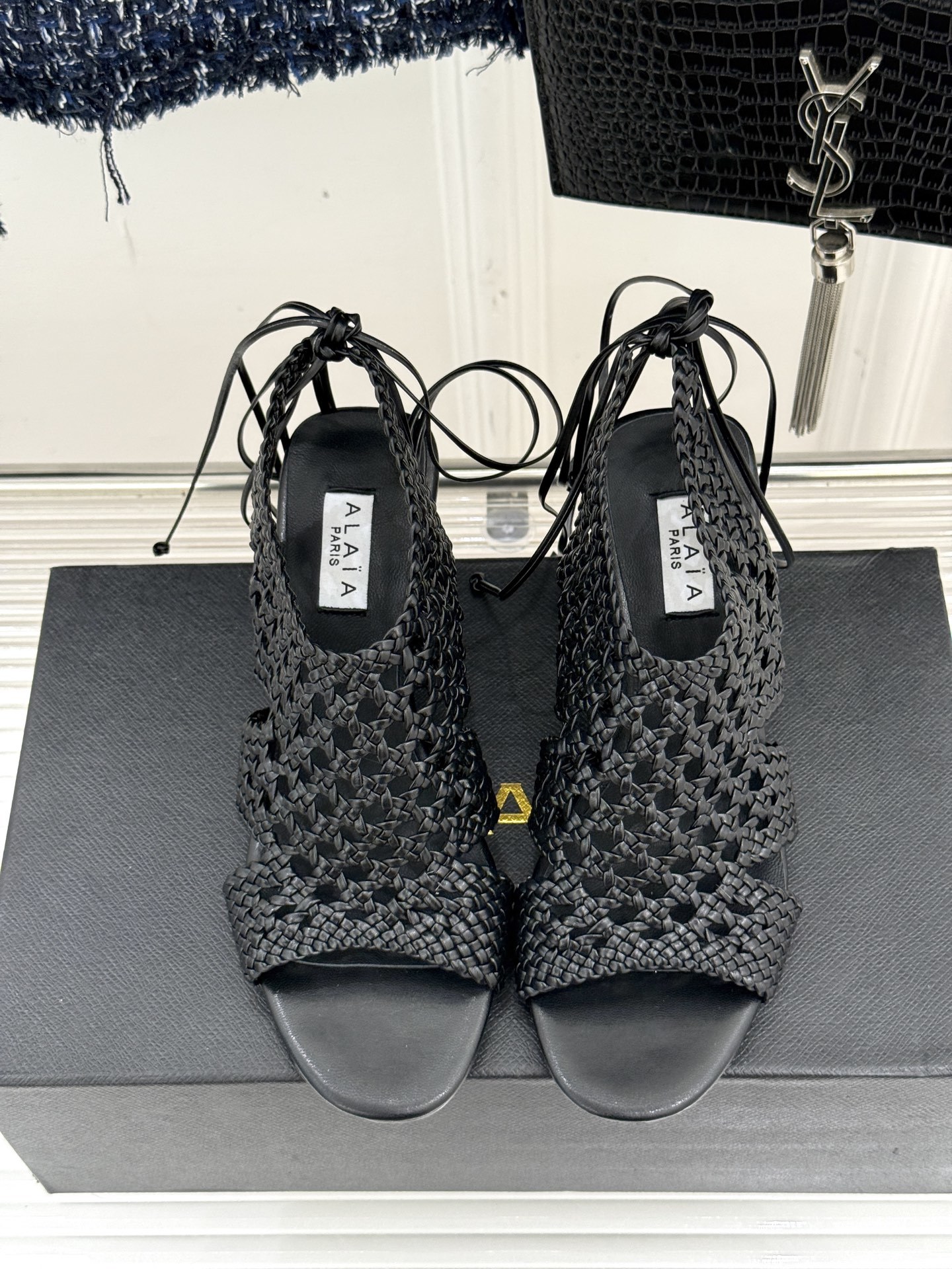 ALAIA|阿莱亚25WF镂空编织坡跟凉鞋
夏日的慵懒与优雅在它身上完美交融。
鞋面是品牌标志性的编织