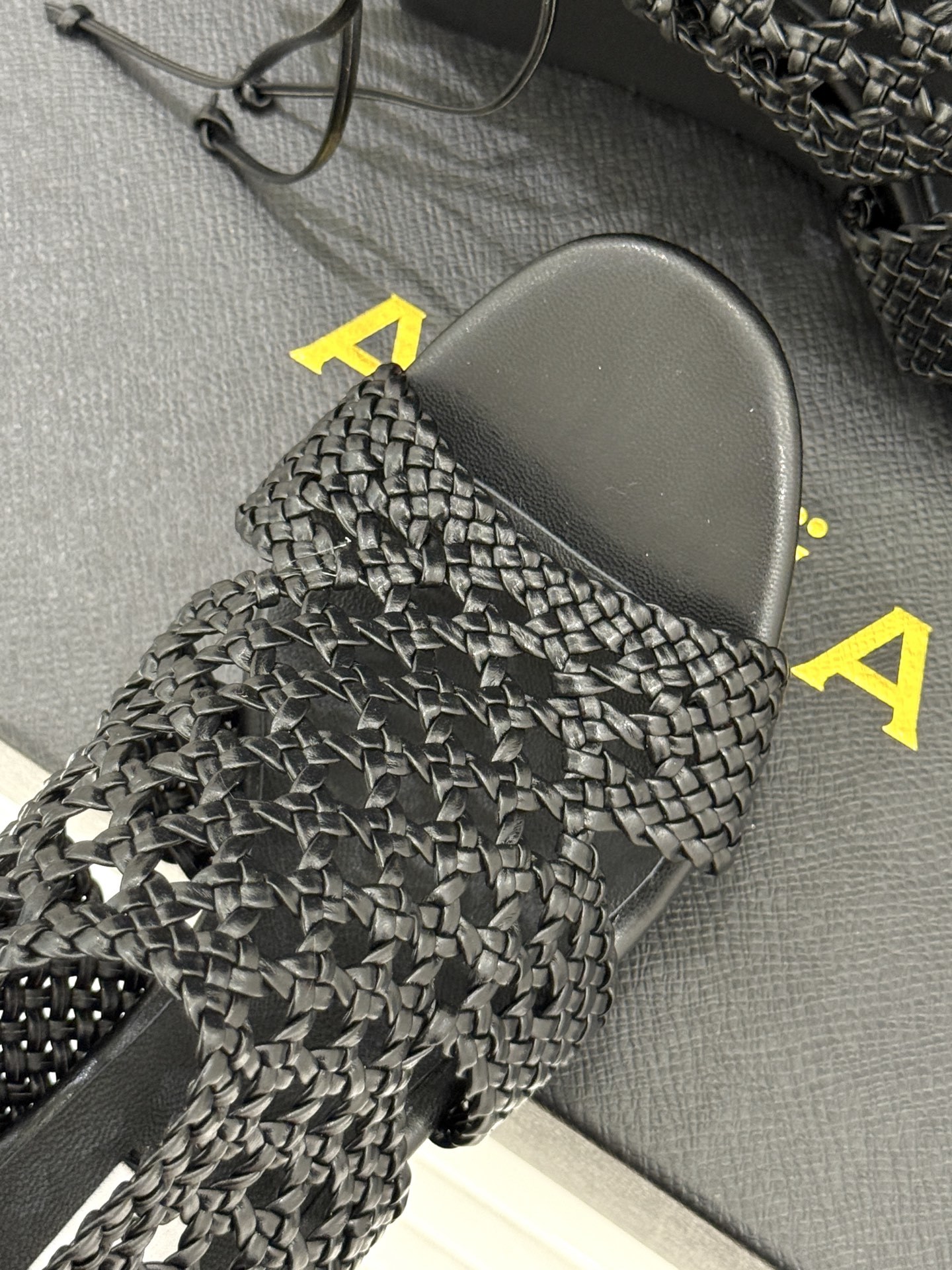 ALAIA|阿莱亚25WF镂空编织坡跟凉鞋
夏日的慵懒与优雅在它身上完美交融。
鞋面是品牌标志性的编织