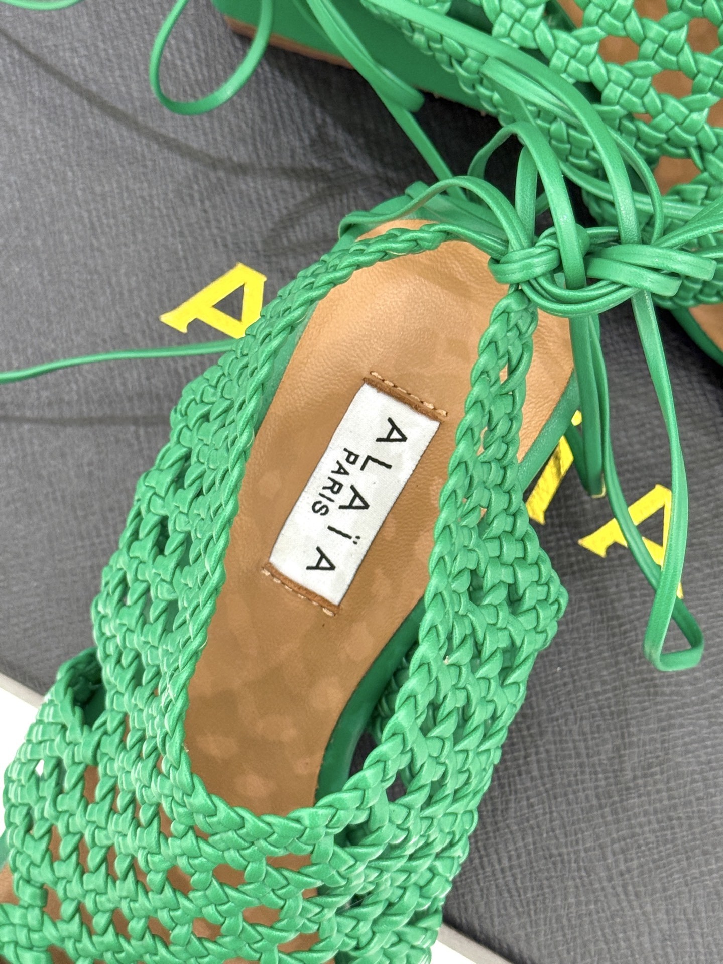 ALAIA|阿莱亚25WF镂空编织坡跟凉鞋
夏日的慵懒与优雅在它身上完美交融。
鞋面是品牌标志性的编织