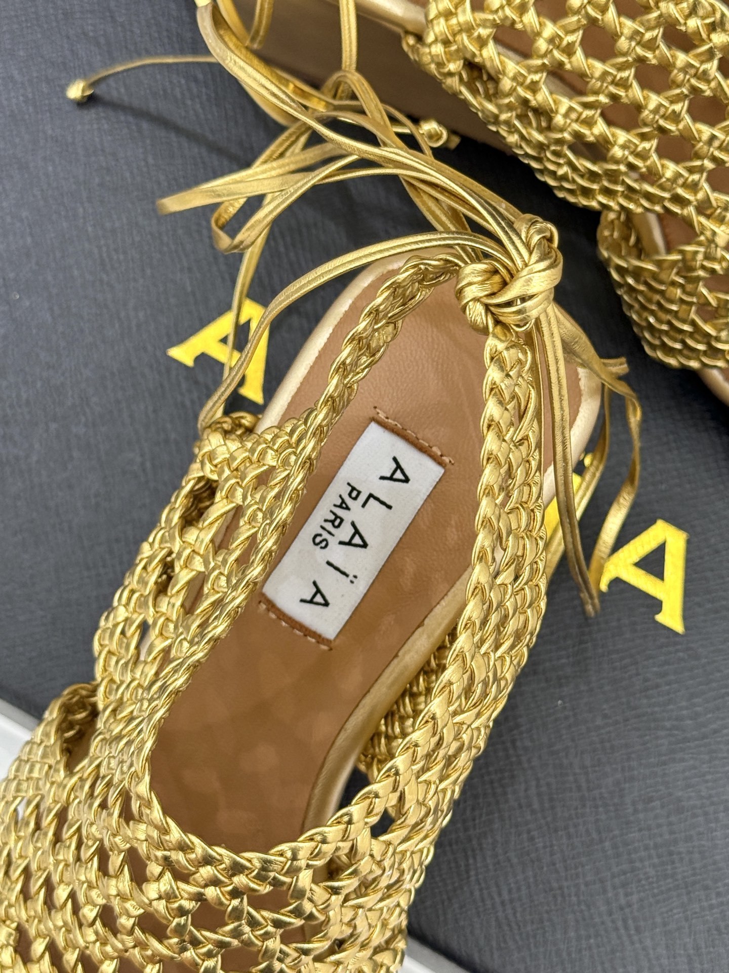 ALAIA|阿莱亚25WF镂空编织坡跟凉鞋
夏日的慵懒与优雅在它身上完美交融。
鞋面是品牌标志性的编织