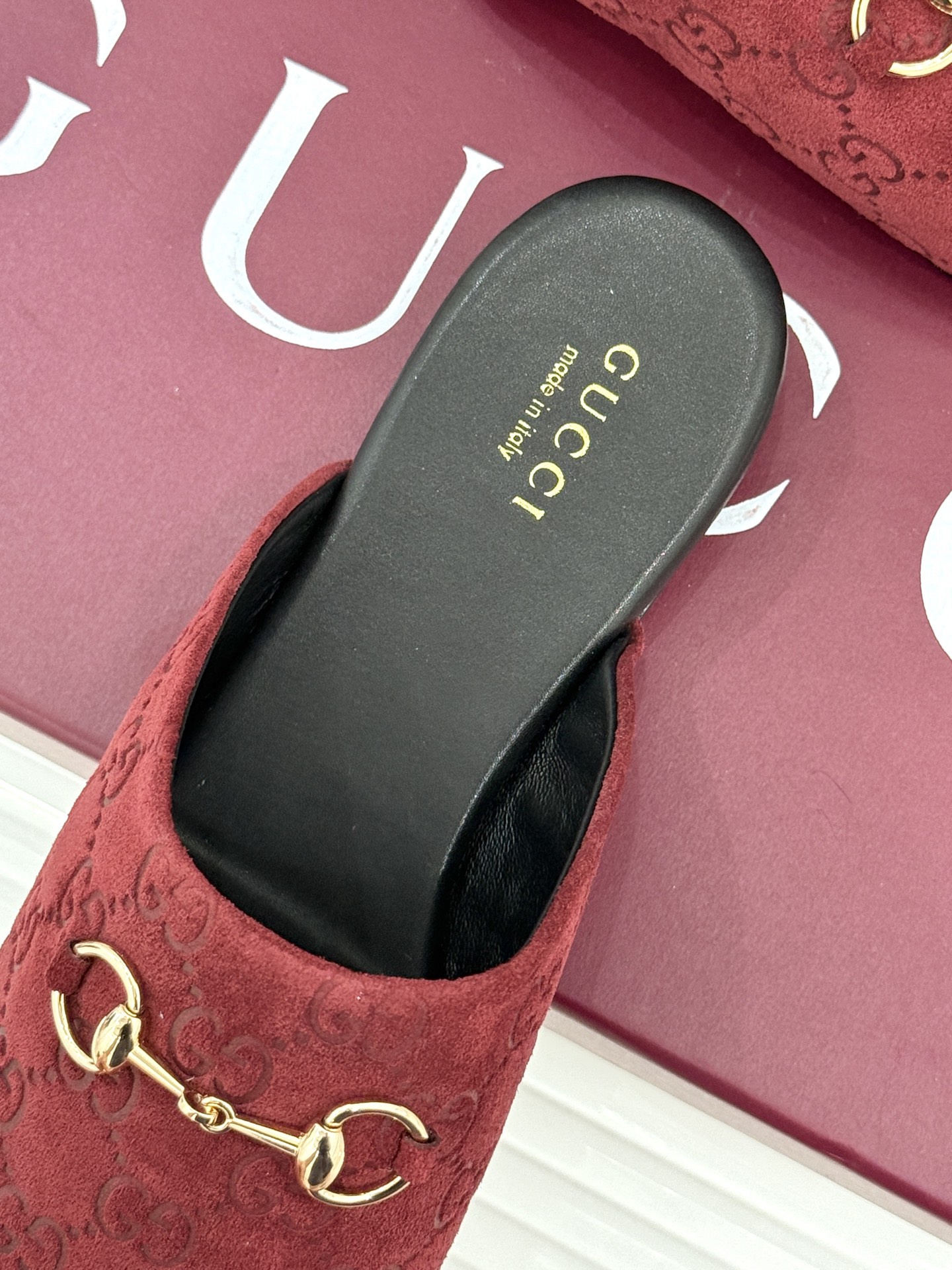 
Gucci/古驰25WF新品老花马衔扣半拖
 一脚蹬的自在 被G家马衔扣半拖轻松拿捏。
标志性马衔扣搭