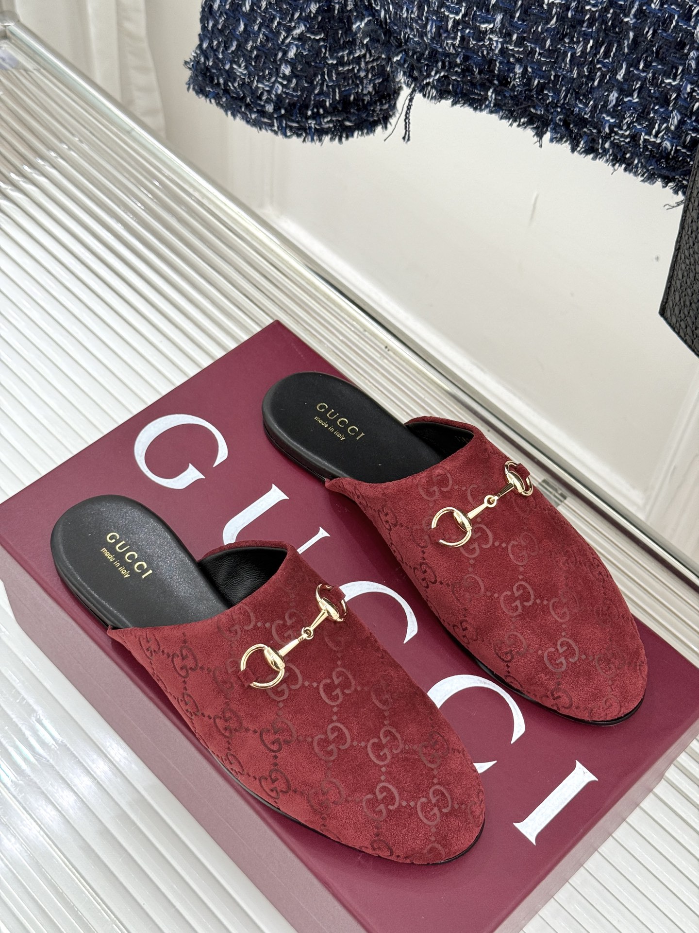
Gucci/古驰25WF新品老花马衔扣半拖
 一脚蹬的自在 被G家马衔扣半拖轻松拿捏。
标志性马衔扣搭