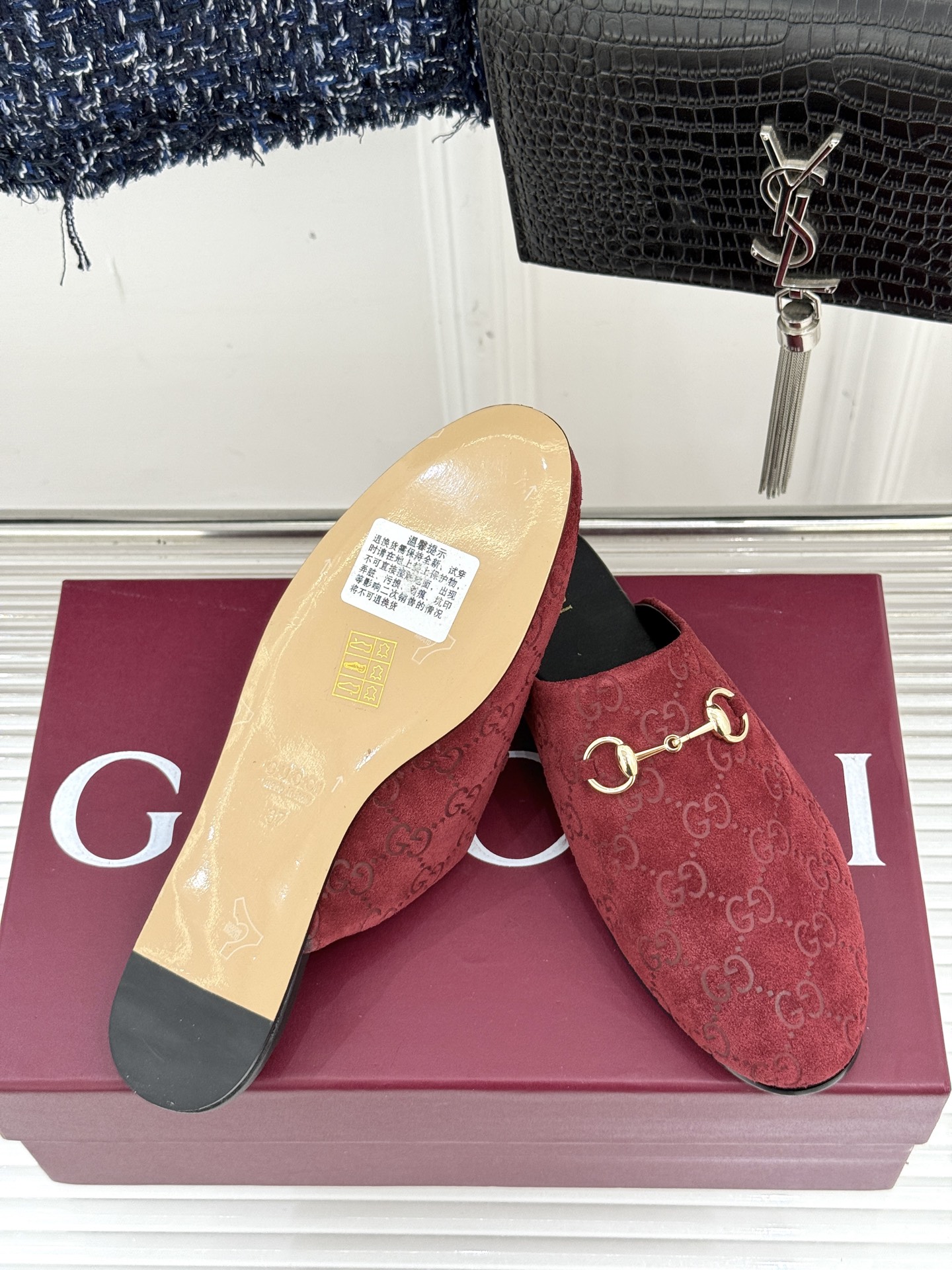
Gucci/古驰25WF新品老花马衔扣半拖
 一脚蹬的自在 被G家马衔扣半拖轻松拿捏。
标志性马衔扣搭