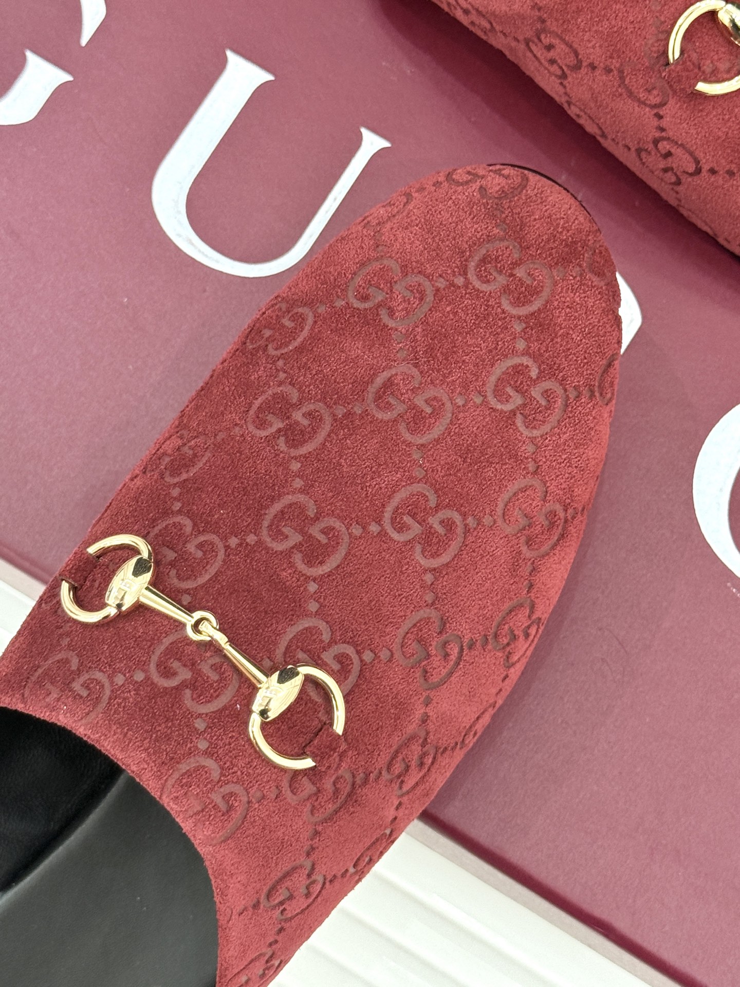 
Gucci/古驰25WF新品老花马衔扣半拖
 一脚蹬的自在 被G家马衔扣半拖轻松拿捏。
标志性马衔扣搭