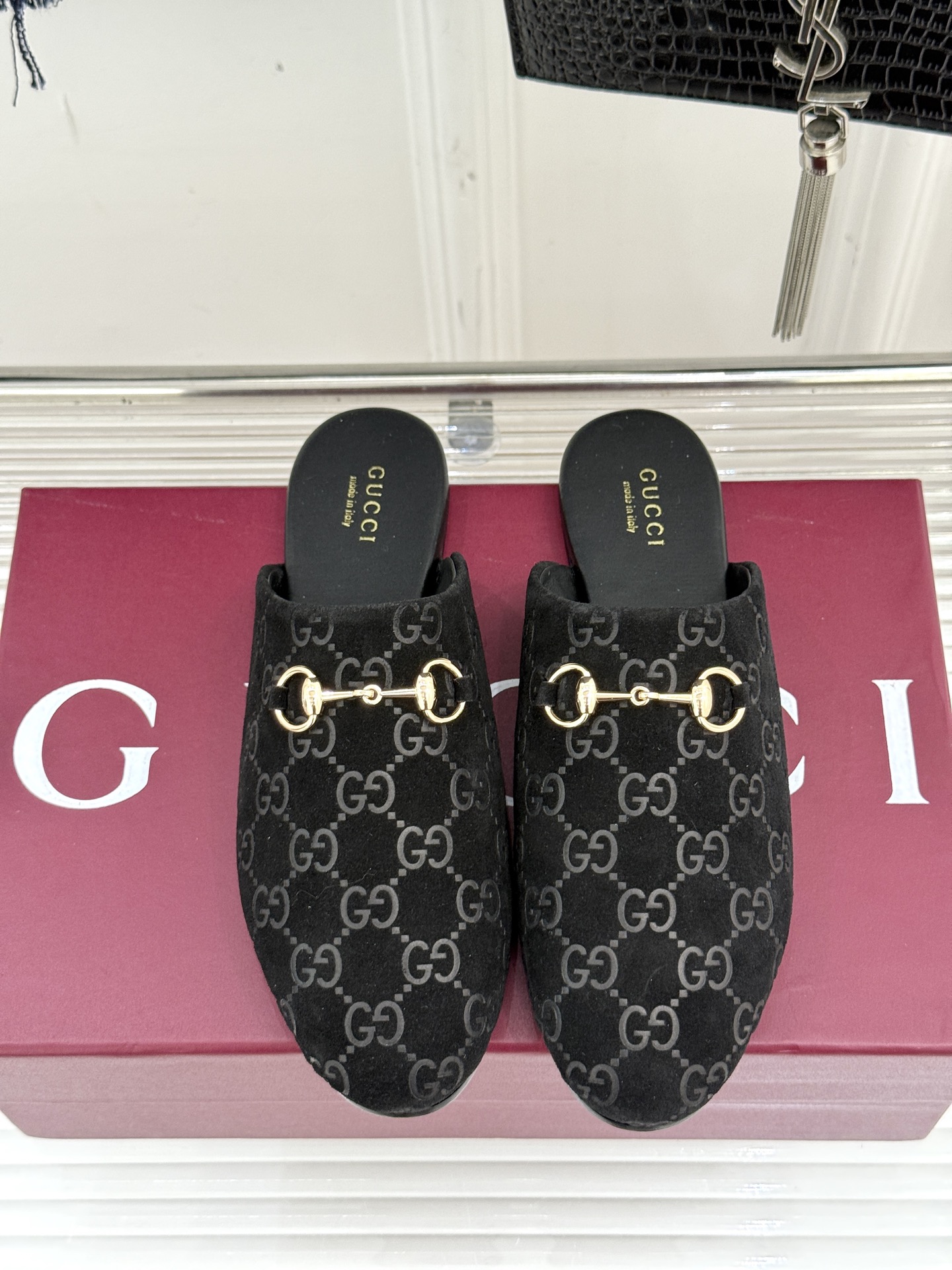 
Gucci/古驰25WF新品老花马衔扣半拖
 一脚蹬的自在 被G家马衔扣半拖轻松拿捏。
标志性马衔扣搭