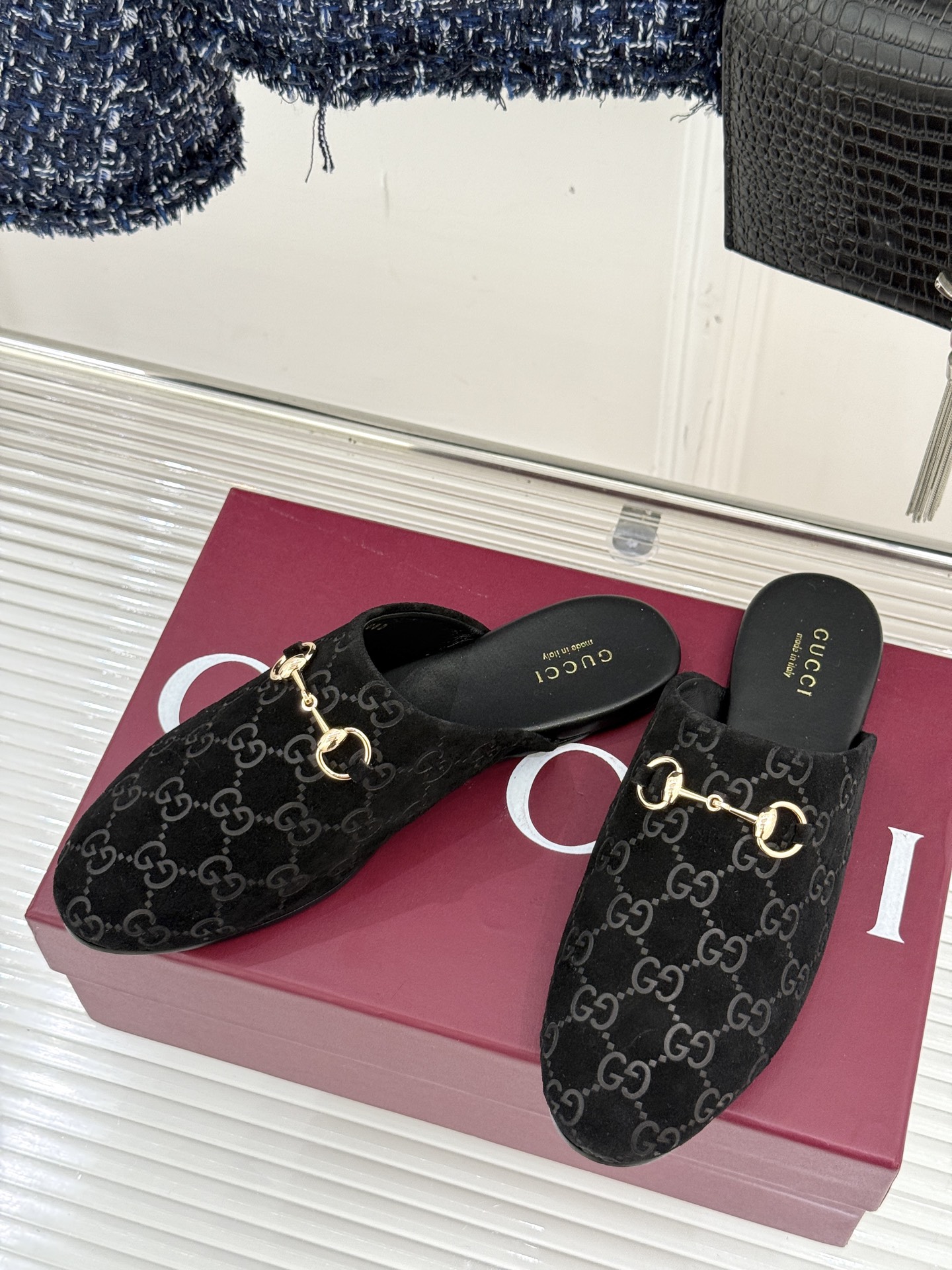 
Gucci/古驰25WF新品老花马衔扣半拖
 一脚蹬的自在 被G家马衔扣半拖轻松拿捏。
标志性马衔扣搭