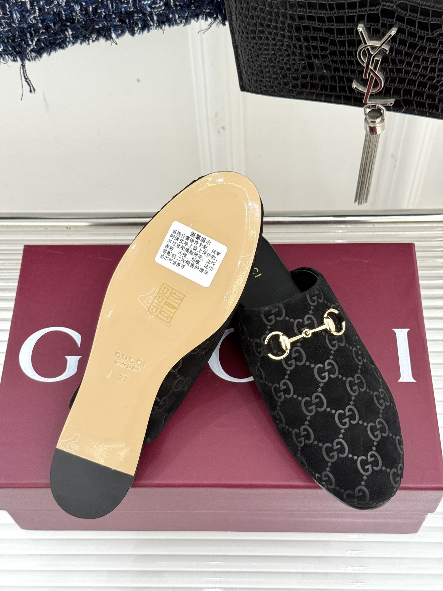 
Gucci/古驰25WF新品老花马衔扣半拖
 一脚蹬的自在 被G家马衔扣半拖轻松拿捏。
标志性马衔扣搭