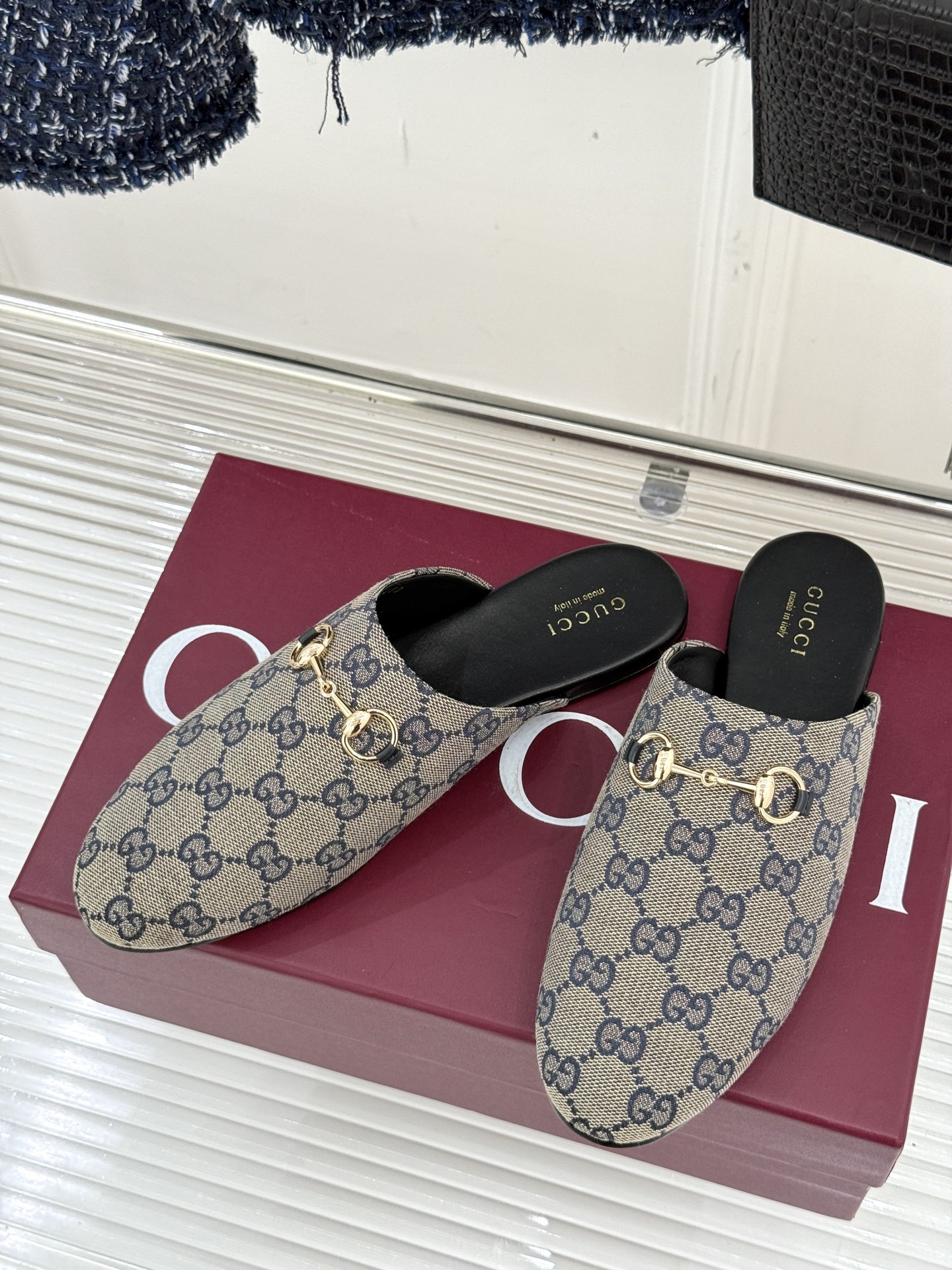 
Gucci/古驰25WF新品老花马衔扣半拖
 一脚蹬的自在 被G家马衔扣半拖轻松拿捏。
标志性马衔扣搭