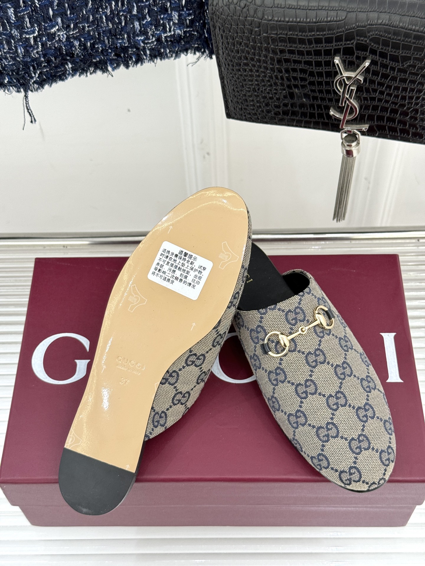 
Gucci/古驰25WF新品老花马衔扣半拖
 一脚蹬的自在 被G家马衔扣半拖轻松拿捏。
标志性马衔扣搭