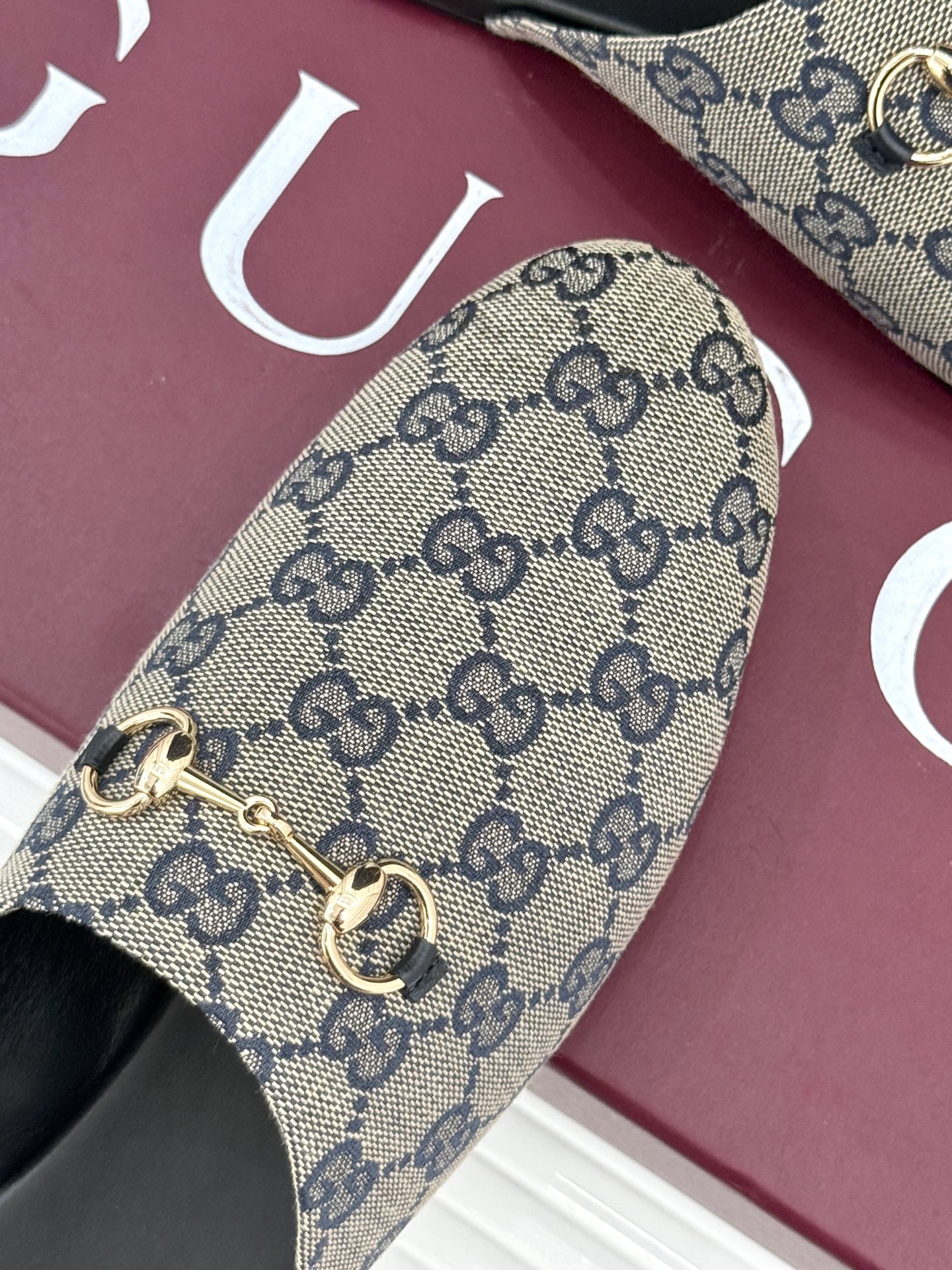 
Gucci/古驰25WF新品老花马衔扣半拖
 一脚蹬的自在 被G家马衔扣半拖轻松拿捏。
标志性马衔扣搭