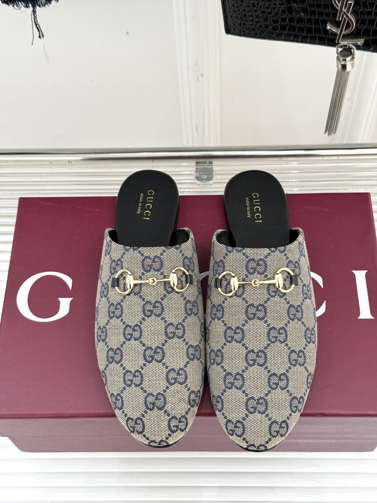 
Gucci/古驰25WF新品老花马衔扣半拖
 一脚蹬的自在 被G家马衔扣半拖轻松拿捏。
标志性马衔扣搭