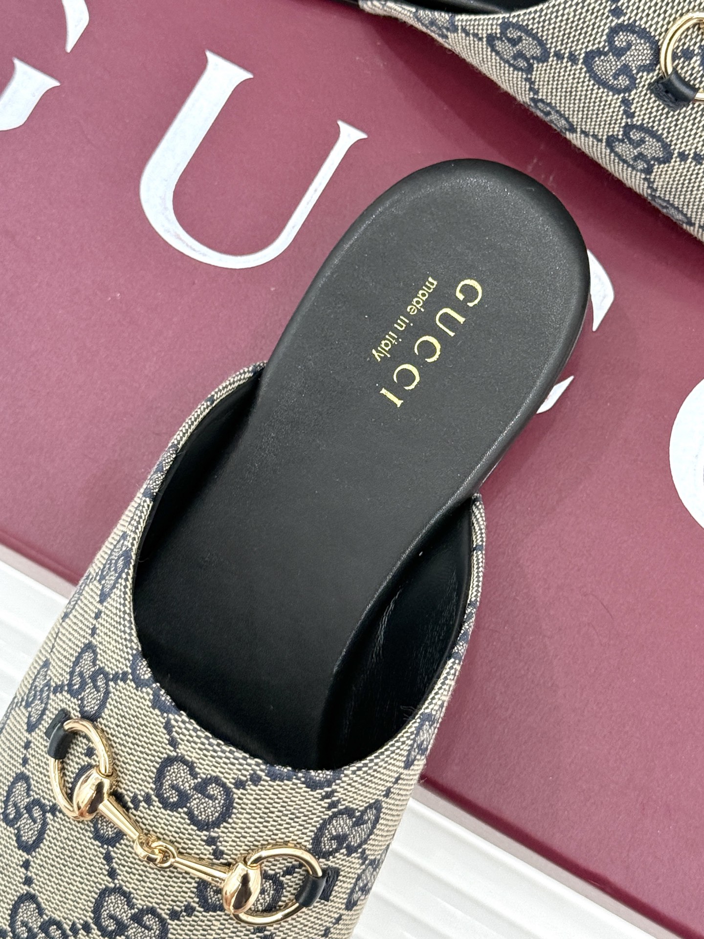 
Gucci/古驰25WF新品老花马衔扣半拖
 一脚蹬的自在 被G家马衔扣半拖轻松拿捏。
标志性马衔扣搭