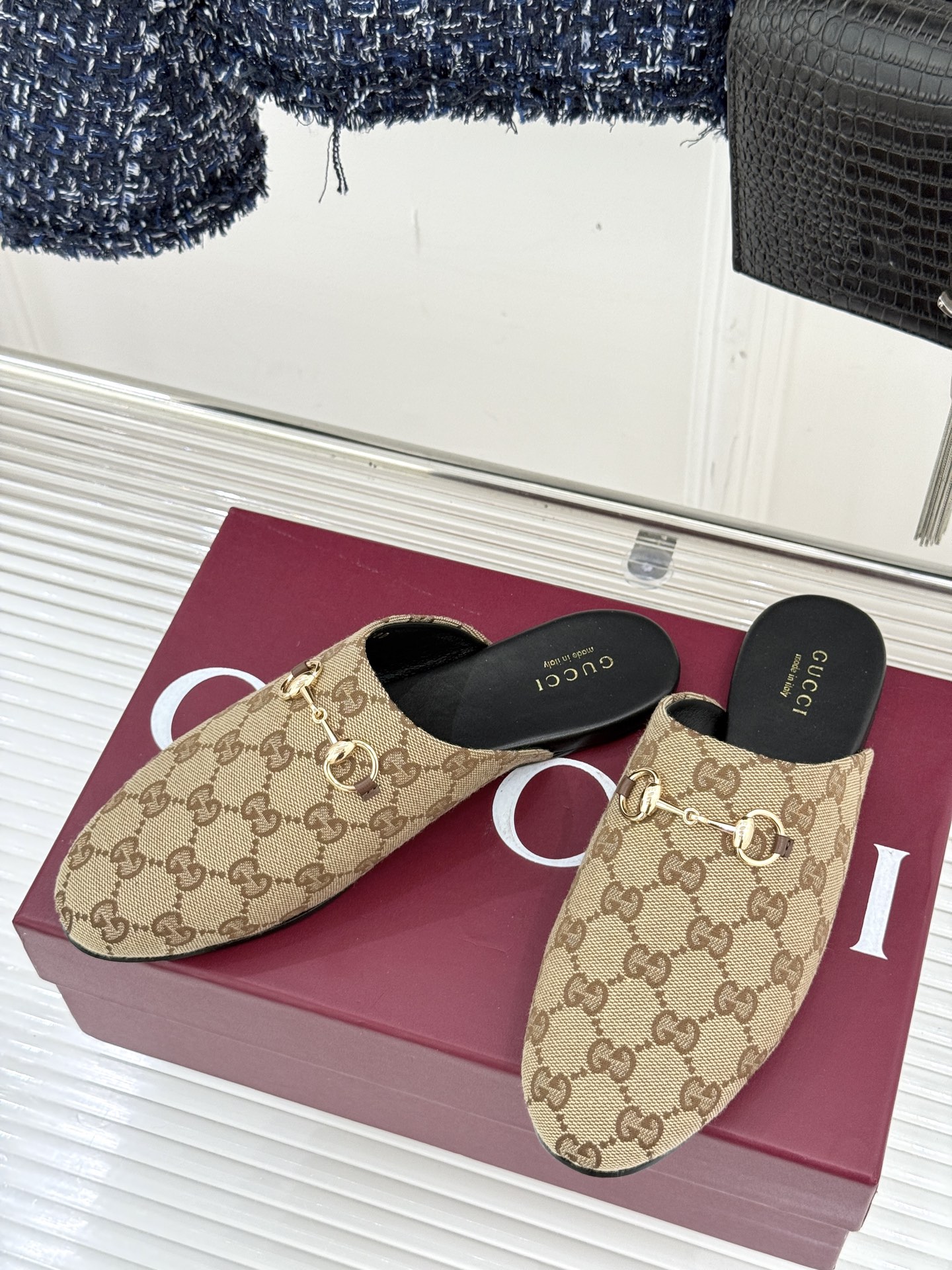 
Gucci/古驰25WF新品老花马衔扣半拖
 一脚蹬的自在 被G家马衔扣半拖轻松拿捏。
标志性马衔扣搭