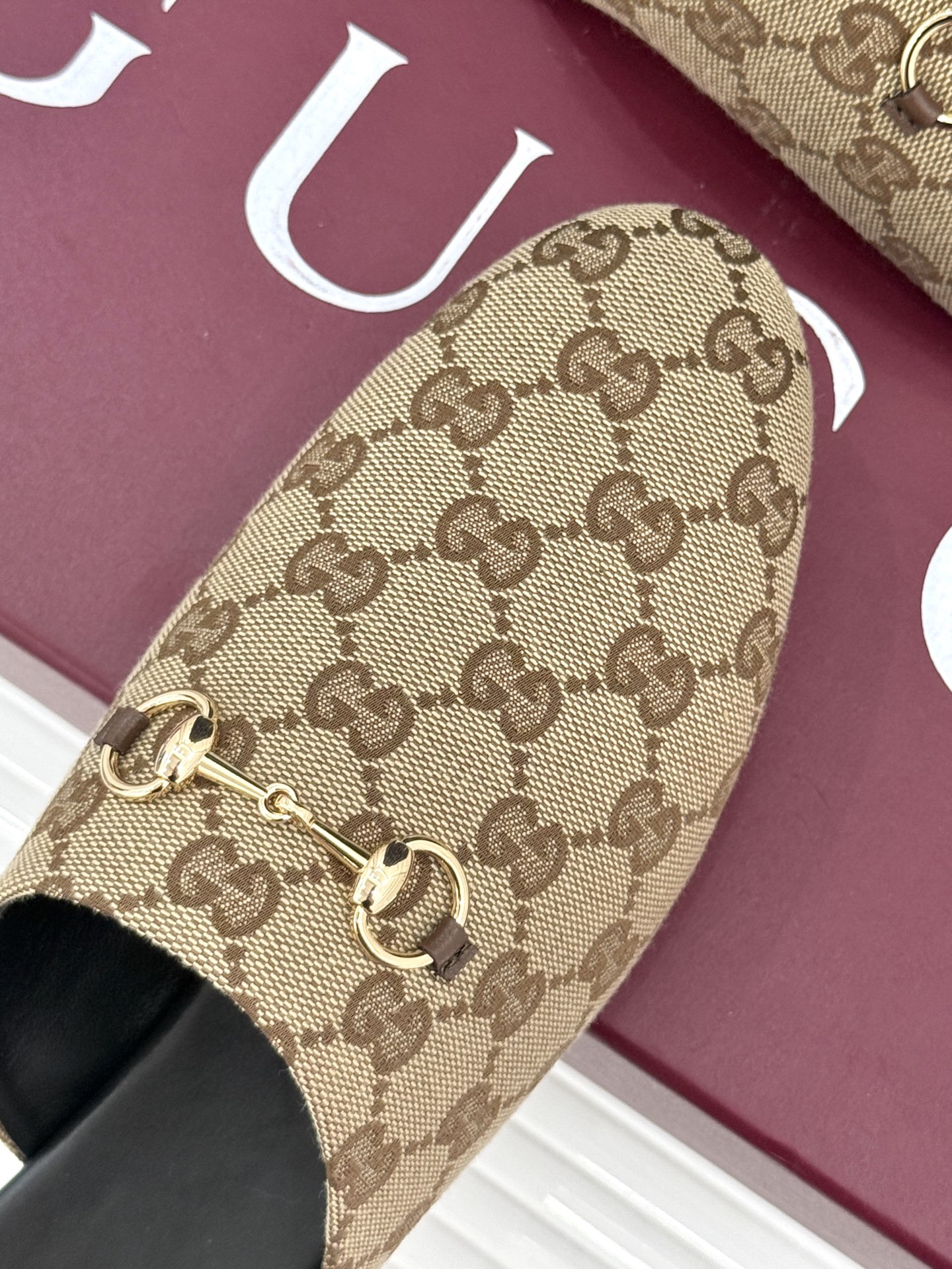 
Gucci/古驰25WF新品老花马衔扣半拖
 一脚蹬的自在 被G家马衔扣半拖轻松拿捏。
标志性马衔扣搭