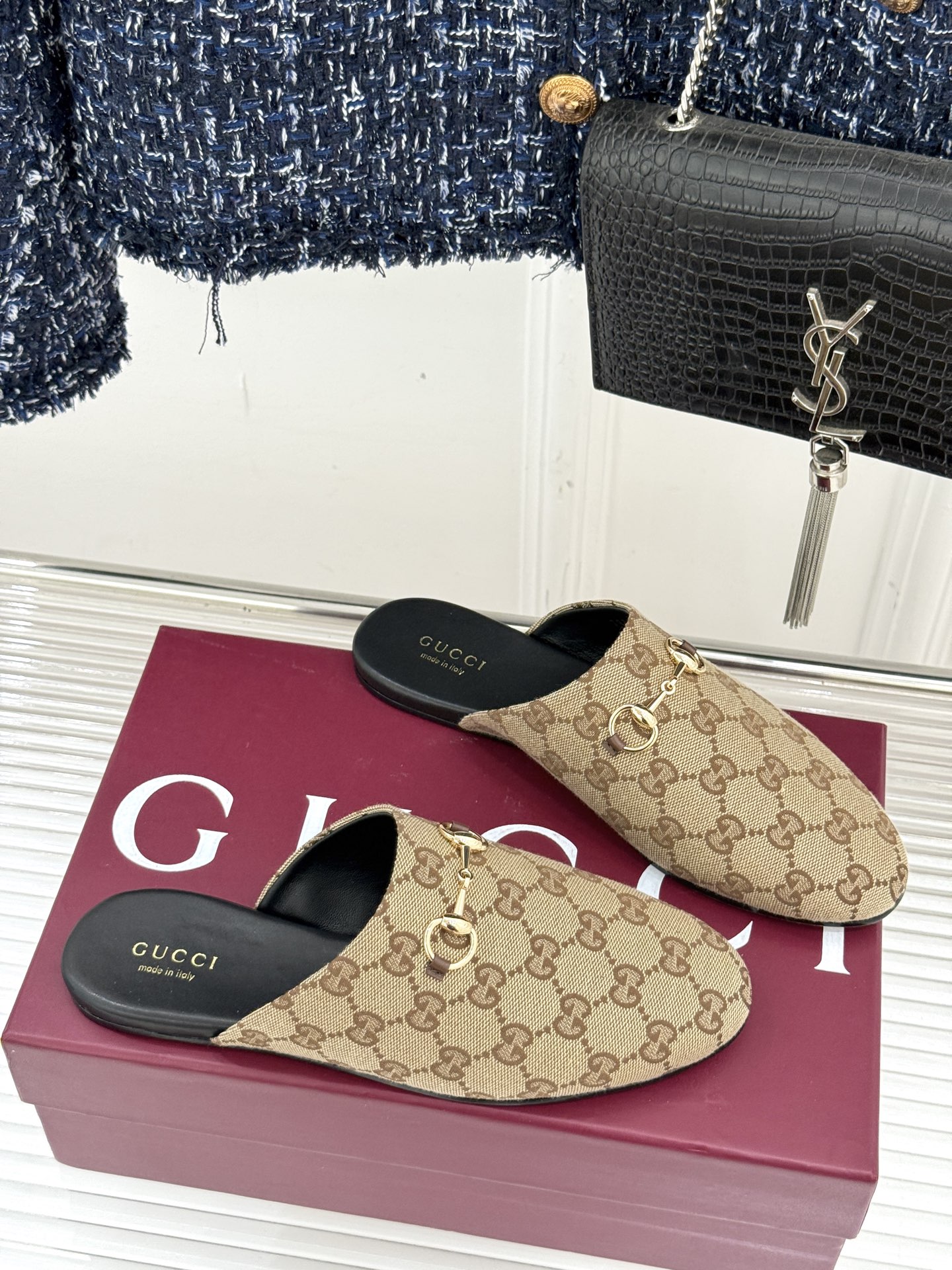 
Gucci/古驰25WF新品老花马衔扣半拖
 一脚蹬的自在 被G家马衔扣半拖轻松拿捏。
标志性马衔扣搭