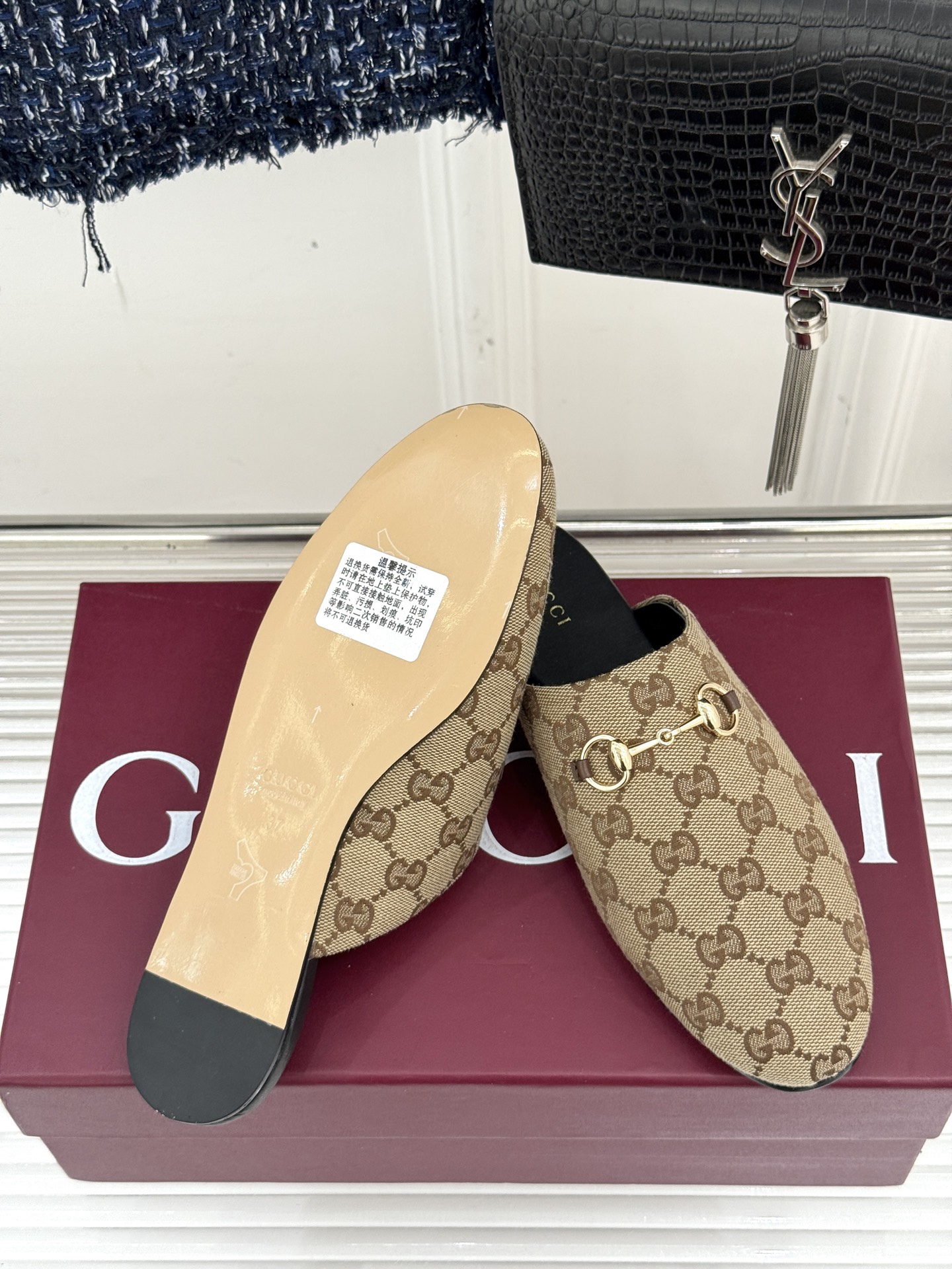 
Gucci/古驰25WF新品老花马衔扣半拖
 一脚蹬的自在 被G家马衔扣半拖轻松拿捏。
标志性马衔扣搭