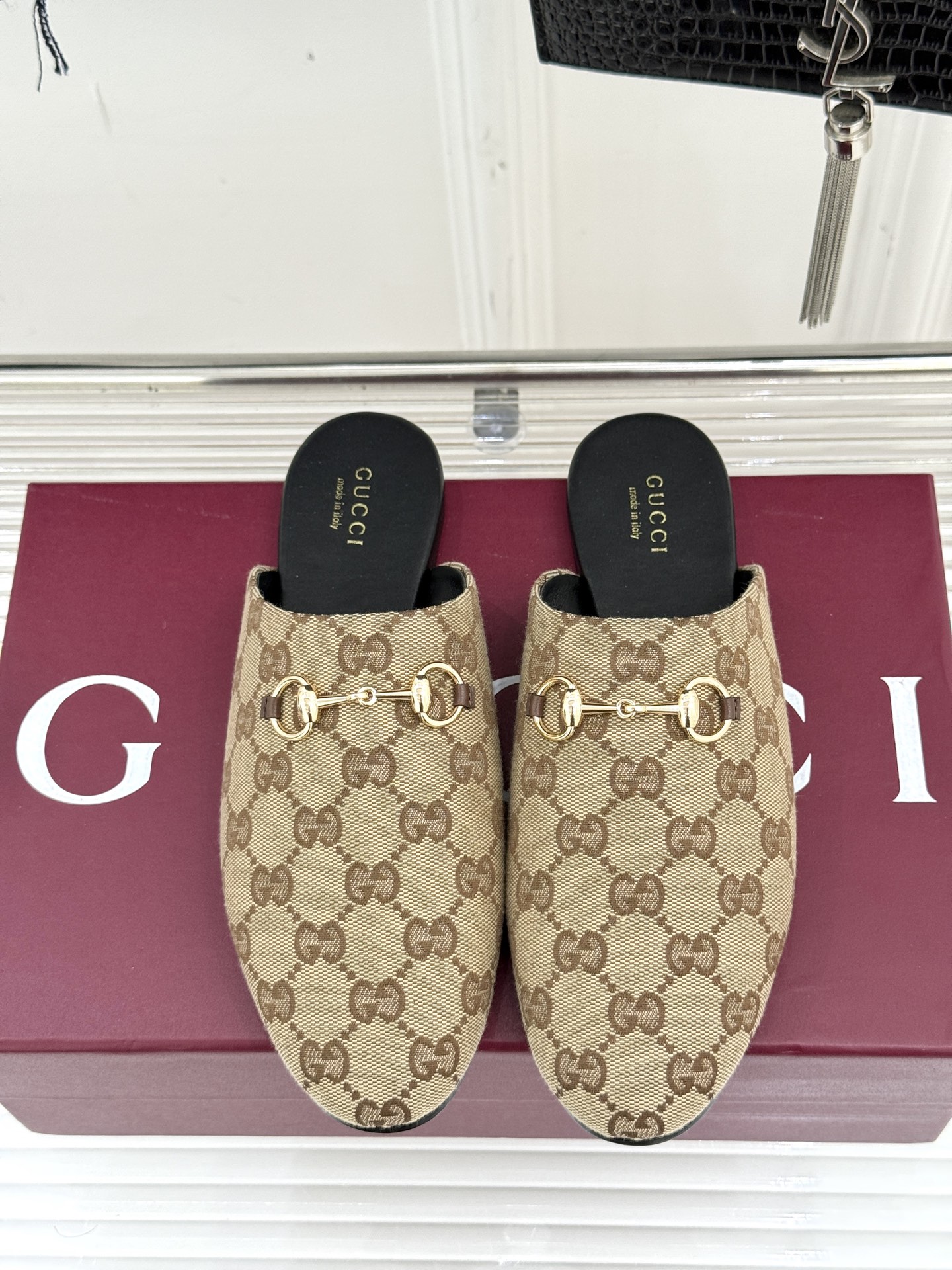 
Gucci/古驰25WF新品老花马衔扣半拖
 一脚蹬的自在 被G家马衔扣半拖轻松拿捏。
标志性马衔扣搭