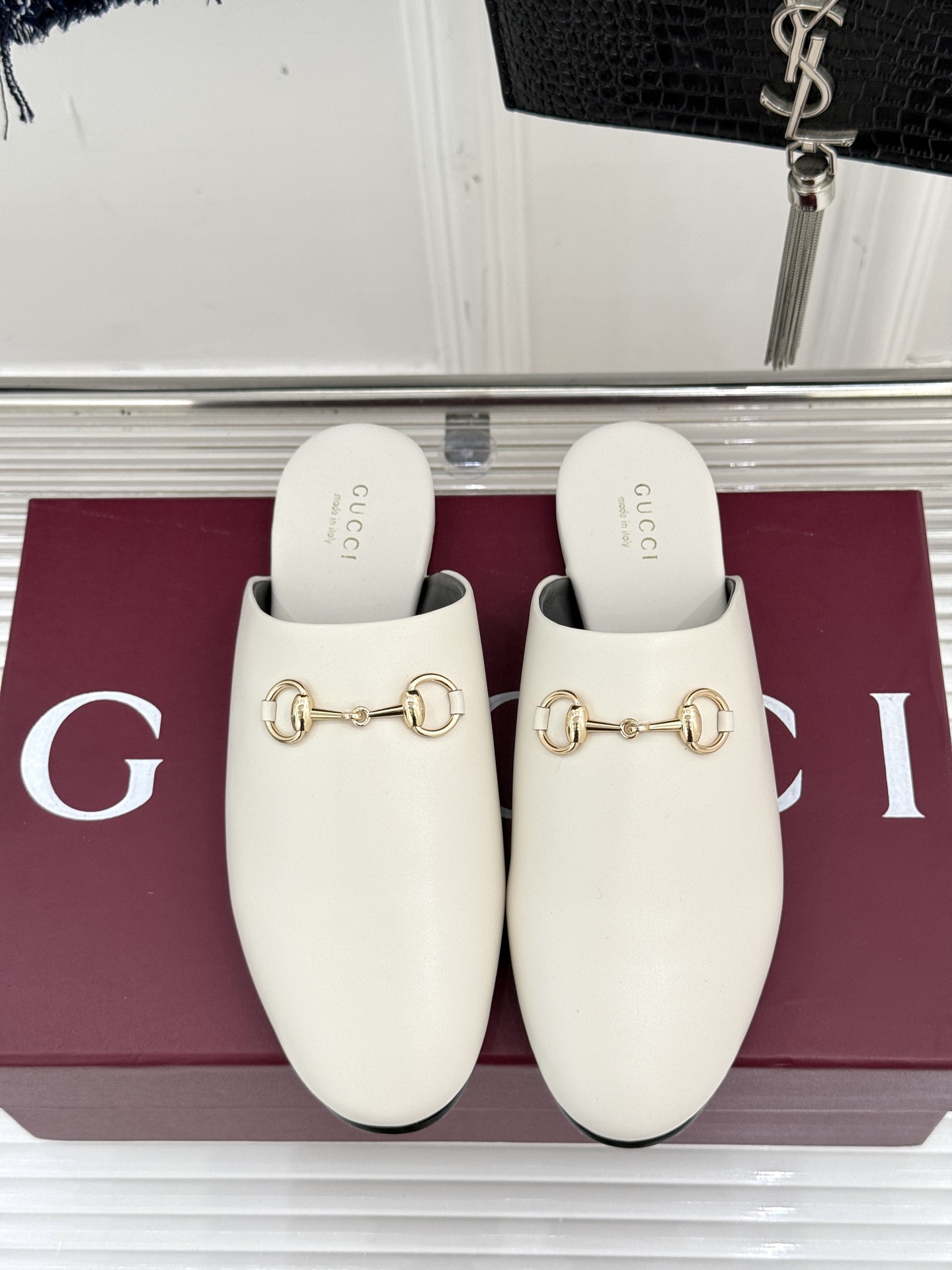 
Gucci/古驰25WF新品老花马衔扣半拖
 一脚蹬的自在 被G家马衔扣半拖轻松拿捏。
标志性马衔扣搭