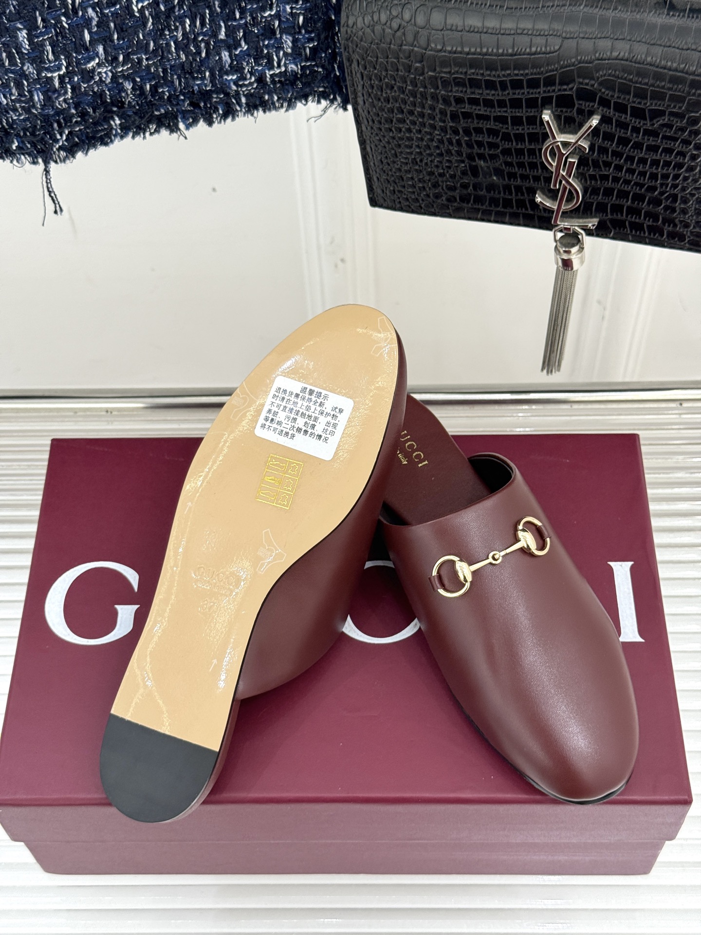 
Gucci/古驰25WF新品老花马衔扣半拖
 一脚蹬的自在 被G家马衔扣半拖轻松拿捏。
标志性马衔扣搭