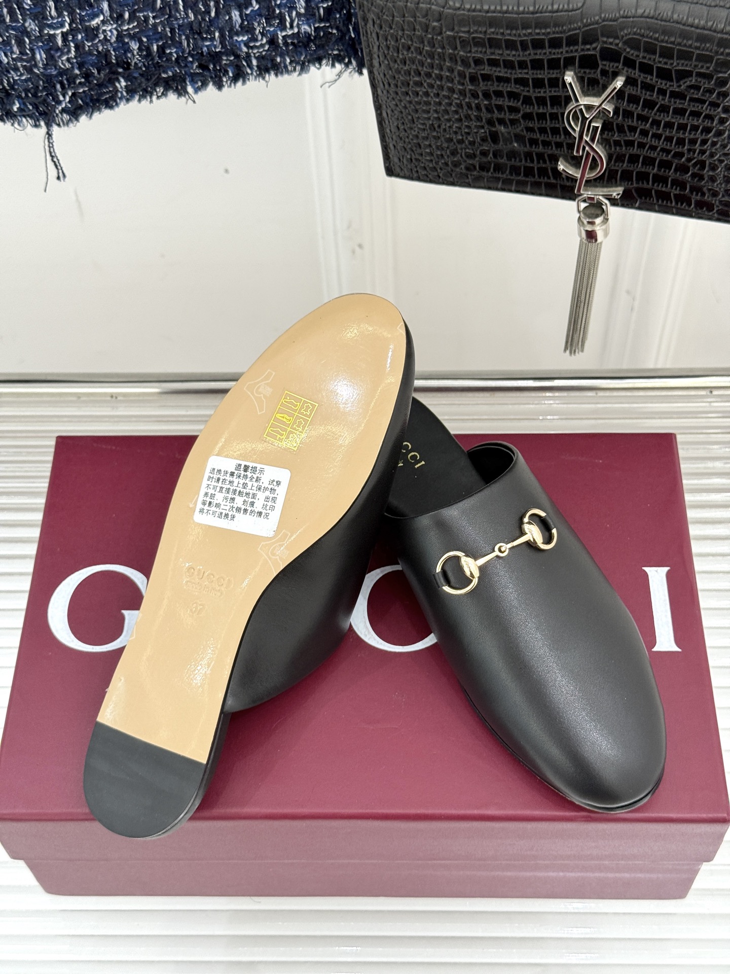 
Gucci/古驰25WF新品老花马衔扣半拖
 一脚蹬的自在 被G家马衔扣半拖轻松拿捏。
标志性马衔扣搭