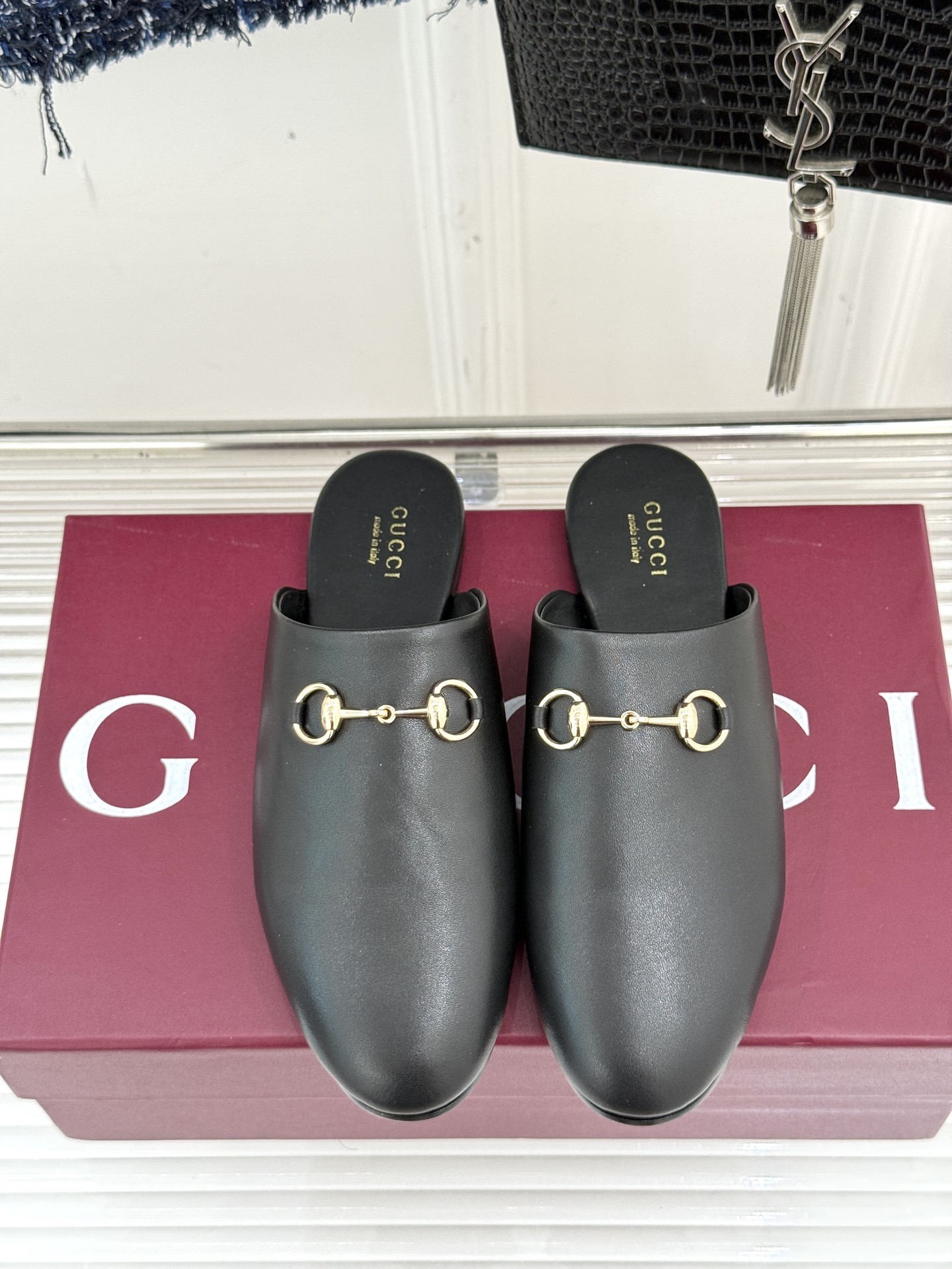 
Gucci/古驰25WF新品老花马衔扣半拖
 一脚蹬的自在 被G家马衔扣半拖轻松拿捏。
标志性马衔扣搭