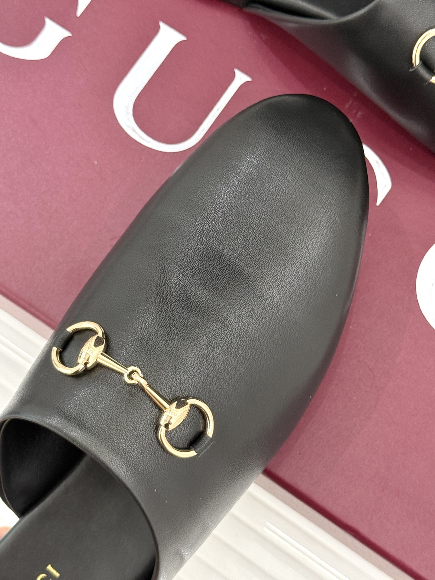 
Gucci/古驰25WF新品老花马衔扣半拖
 一脚蹬的自在 被G家马衔扣半拖轻松拿捏。
标志性马衔扣搭