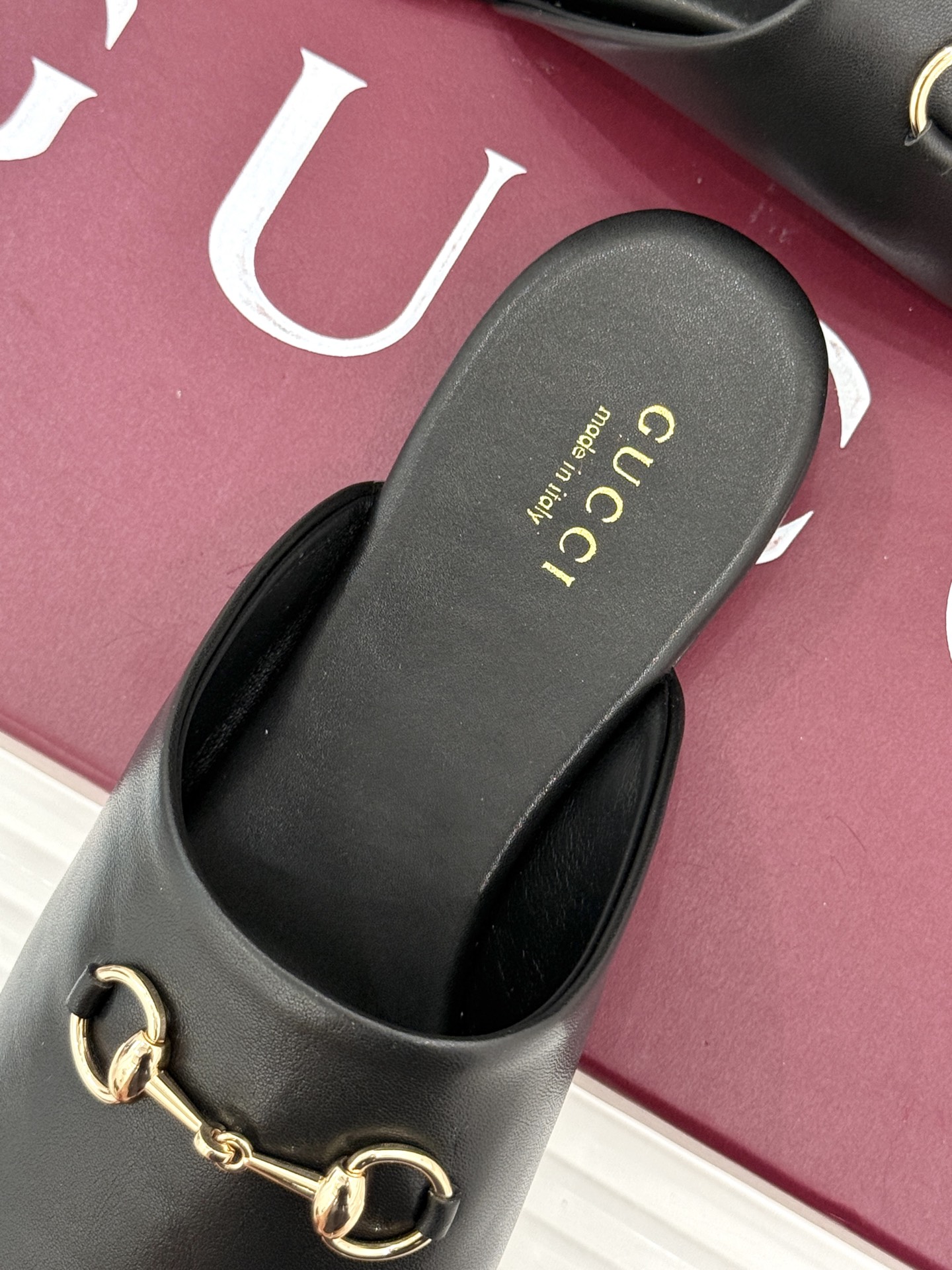 
Gucci/古驰25WF新品老花马衔扣半拖
 一脚蹬的自在 被G家马衔扣半拖轻松拿捏。
标志性马衔扣搭