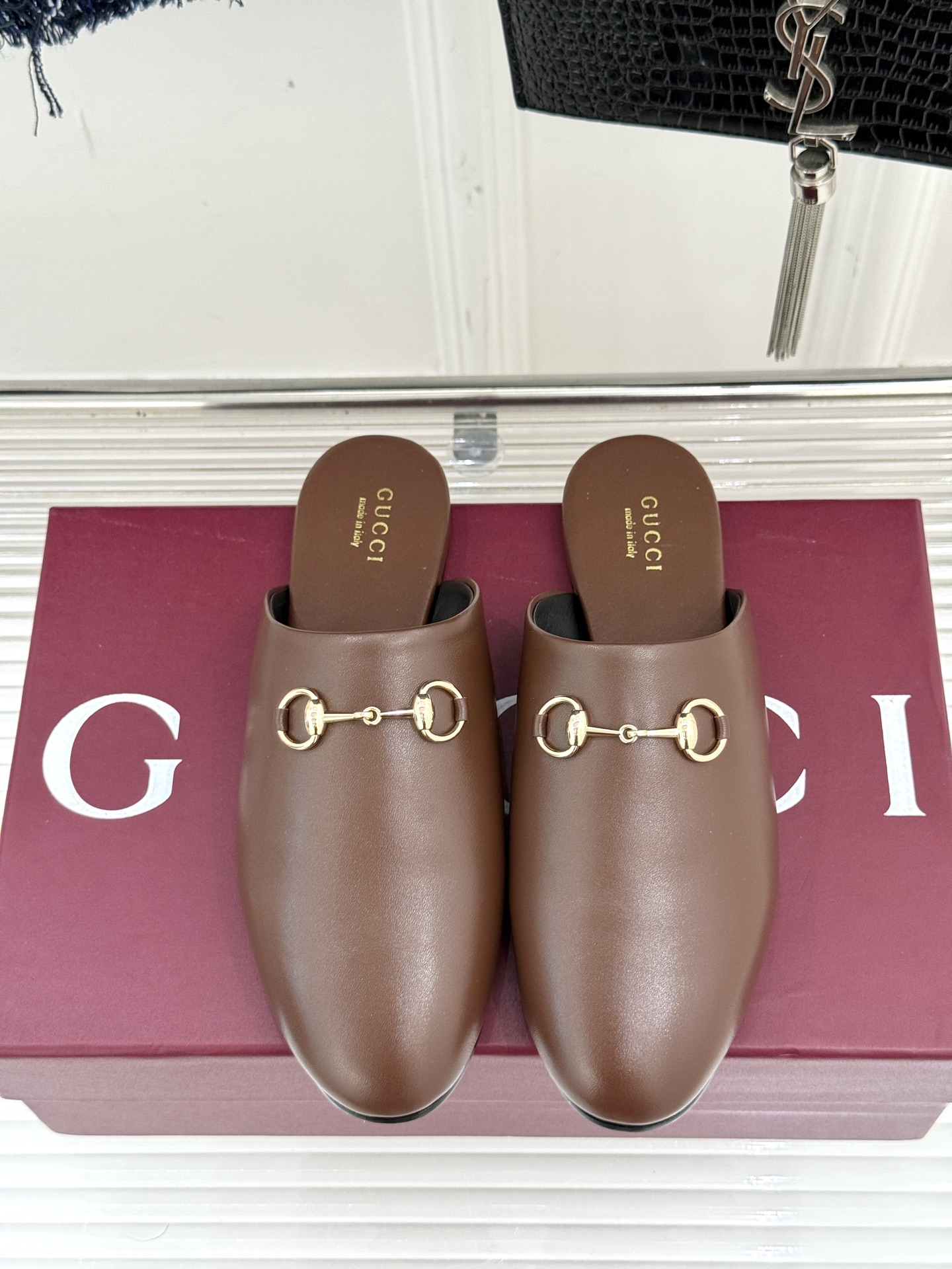 
Gucci/古驰25WF新品老花马衔扣半拖
 一脚蹬的自在 被G家马衔扣半拖轻松拿捏。
标志性马衔扣搭