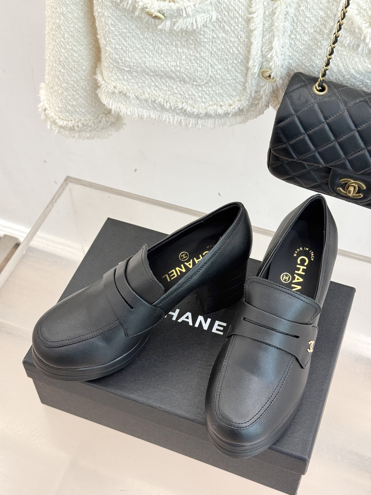 CHANE*|小香25A新品防水台高跟乐福鞋
在时尚的璀璨星河里 香家始终是那熠熠生辉的存在
不断以先